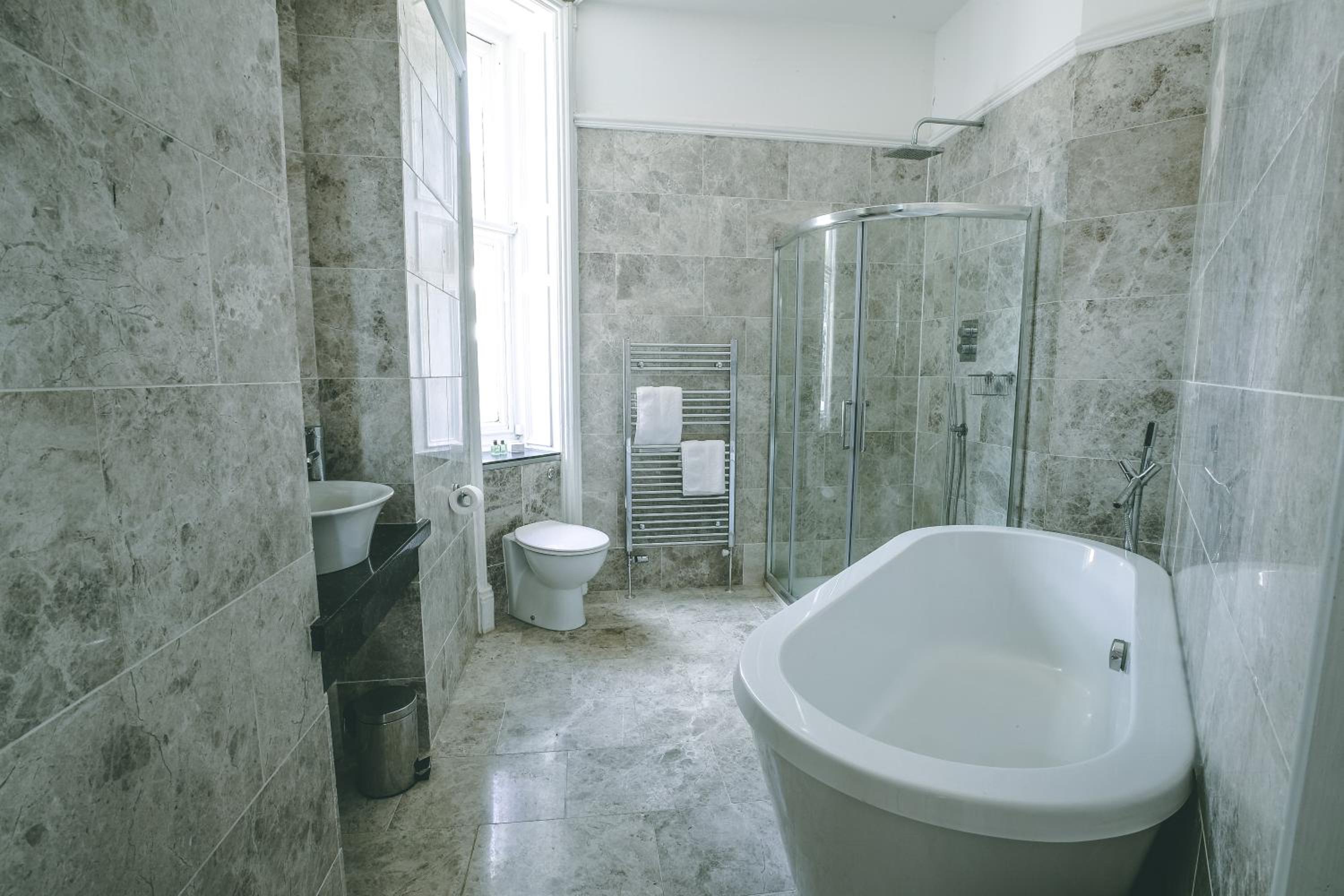 Suite - Photo 13