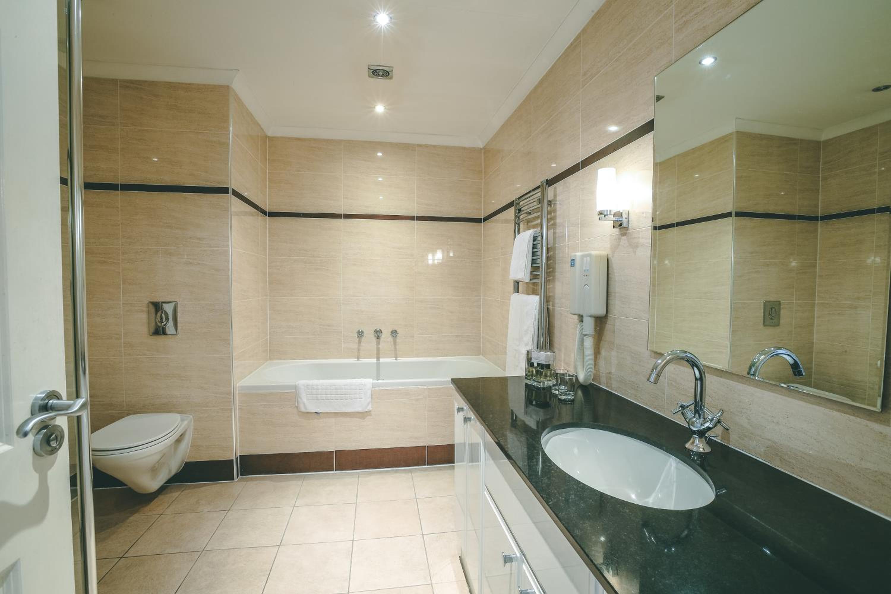 Suite - Photo 14