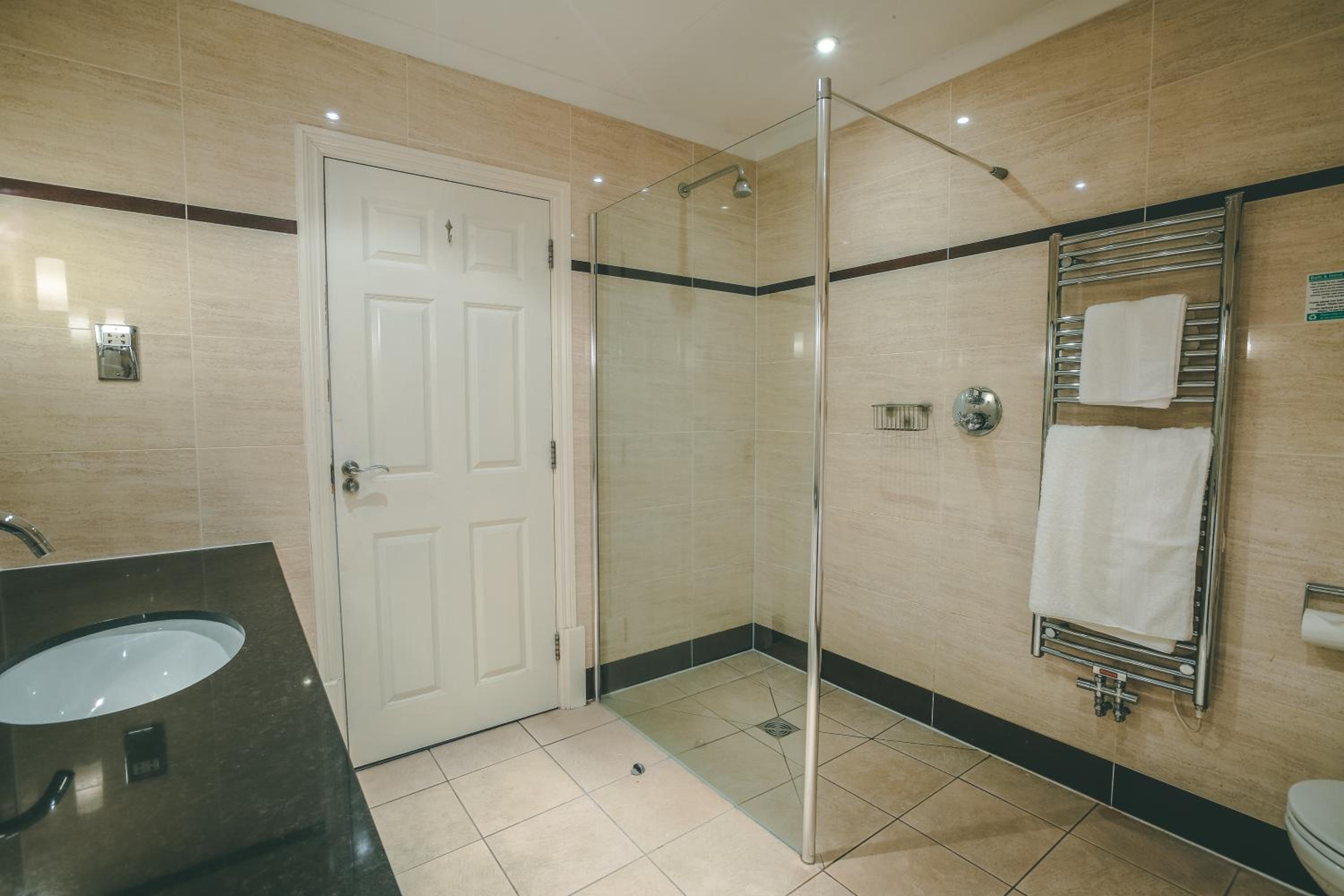 Suite - Photo 15