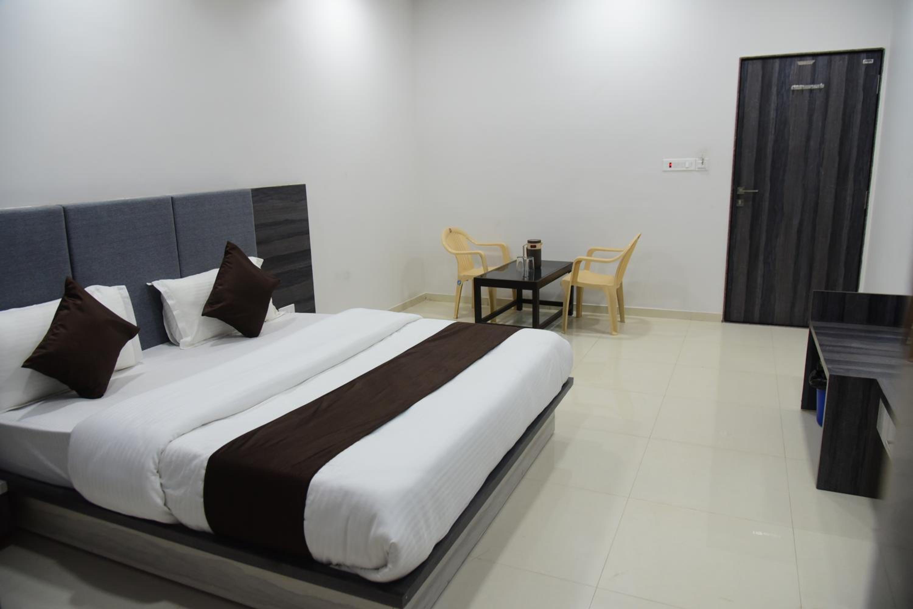 Deluxe King Room photo 2
