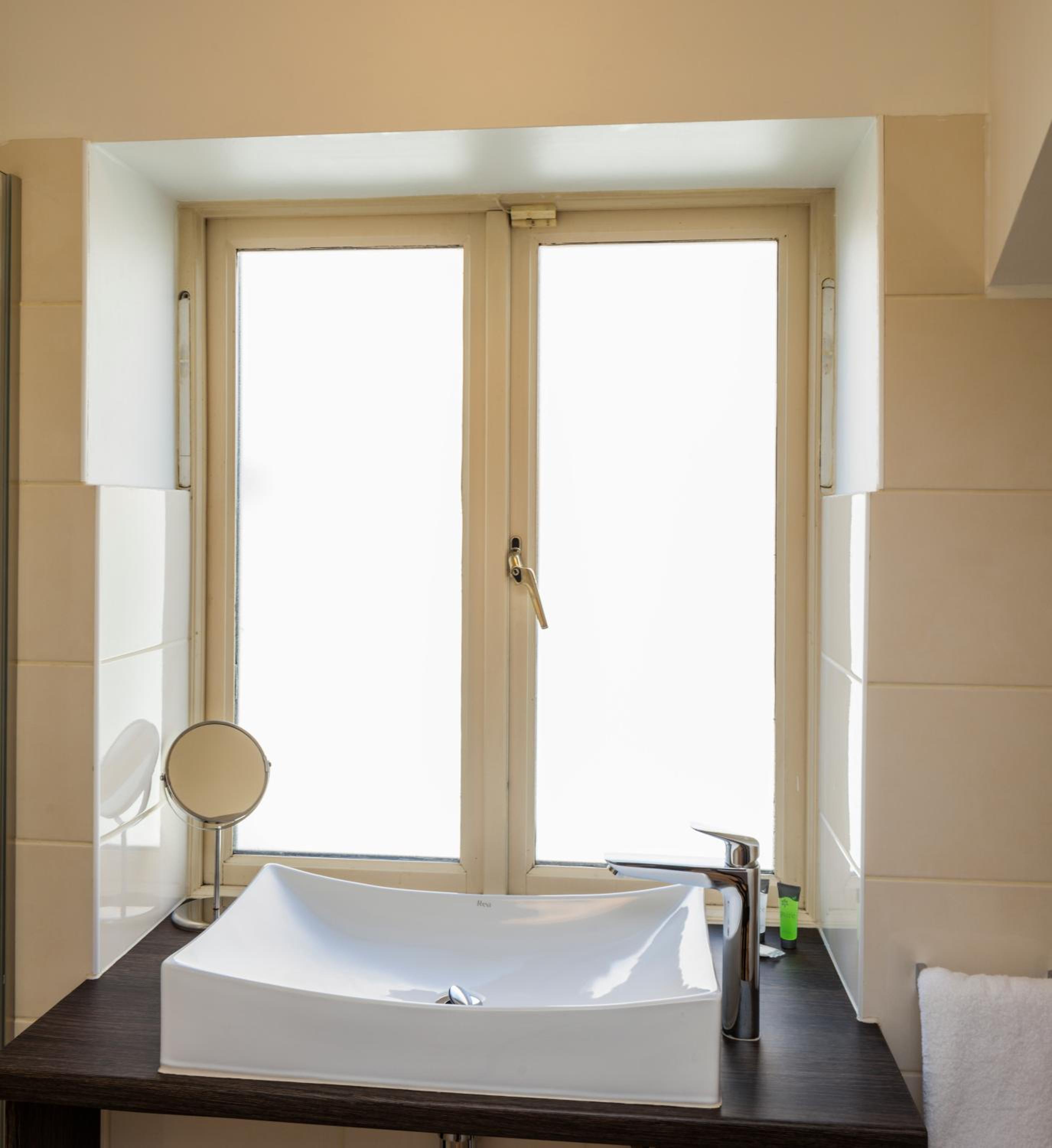 One-Bedroom Luxury Apartment photo 2