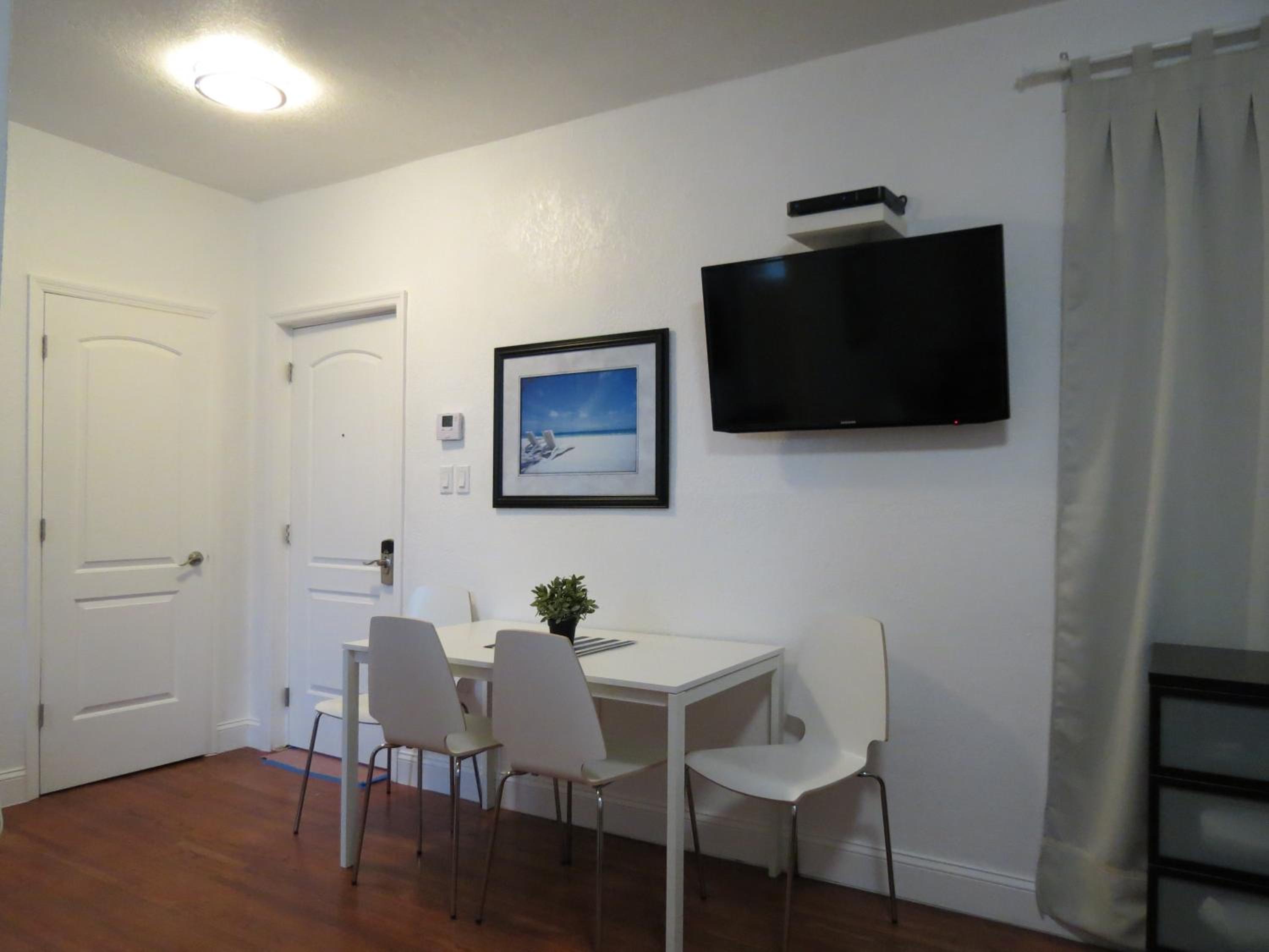 One-Bedroom Apartment - Photo 3