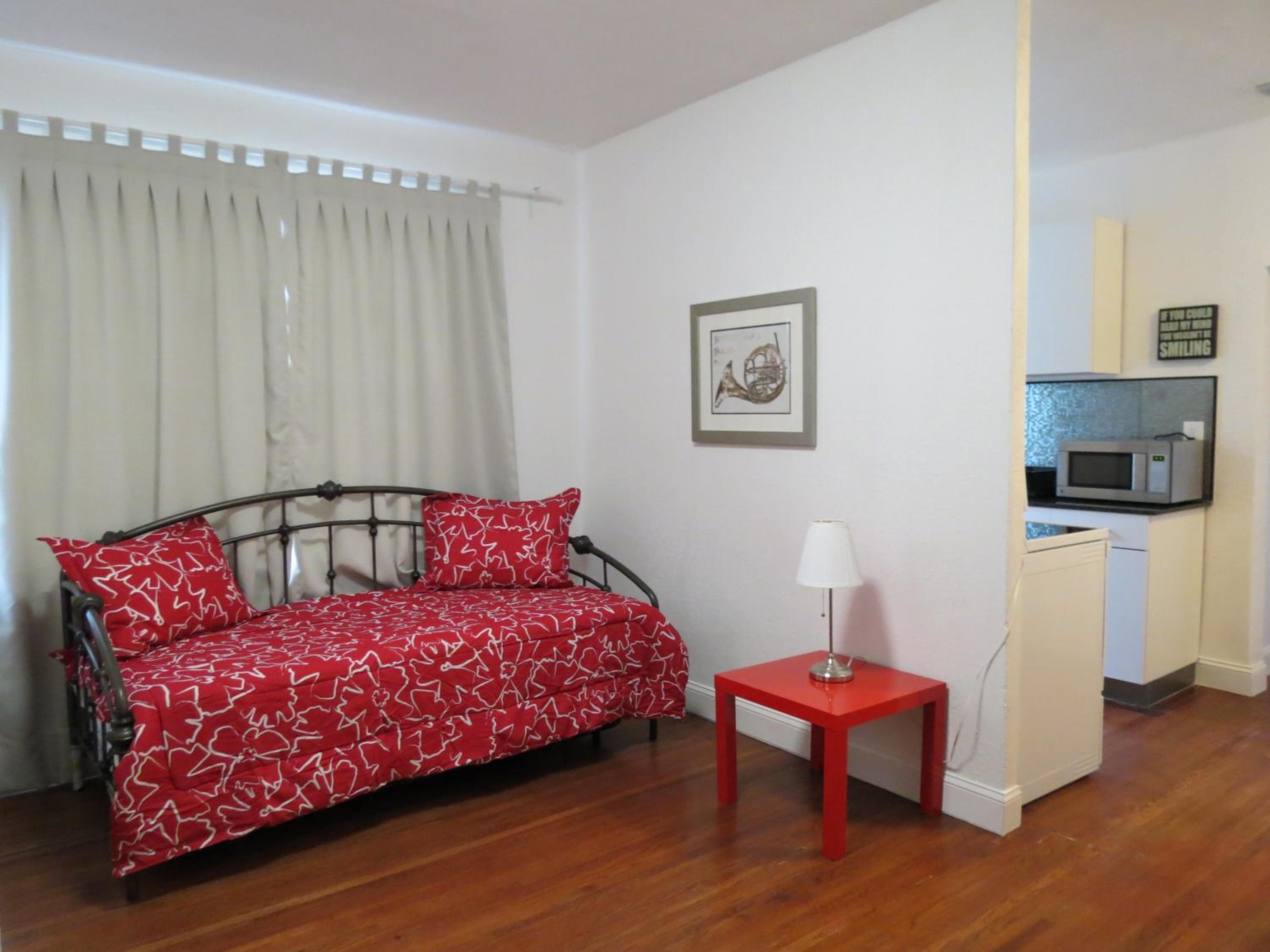 One-Bedroom Apartment - Photo 2