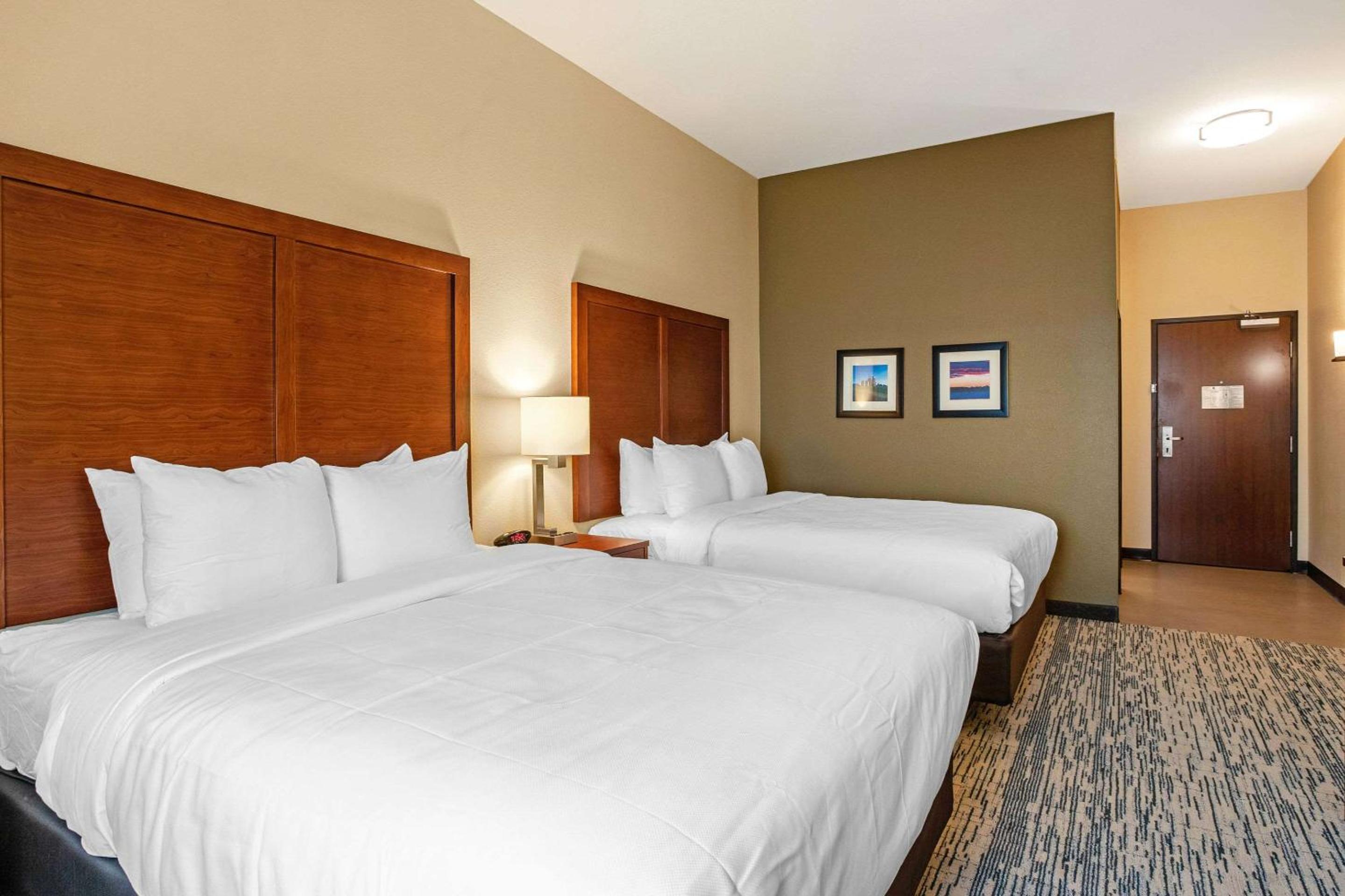 Queen Room with Two Queen Beds - Non-Smoking - Photo 4