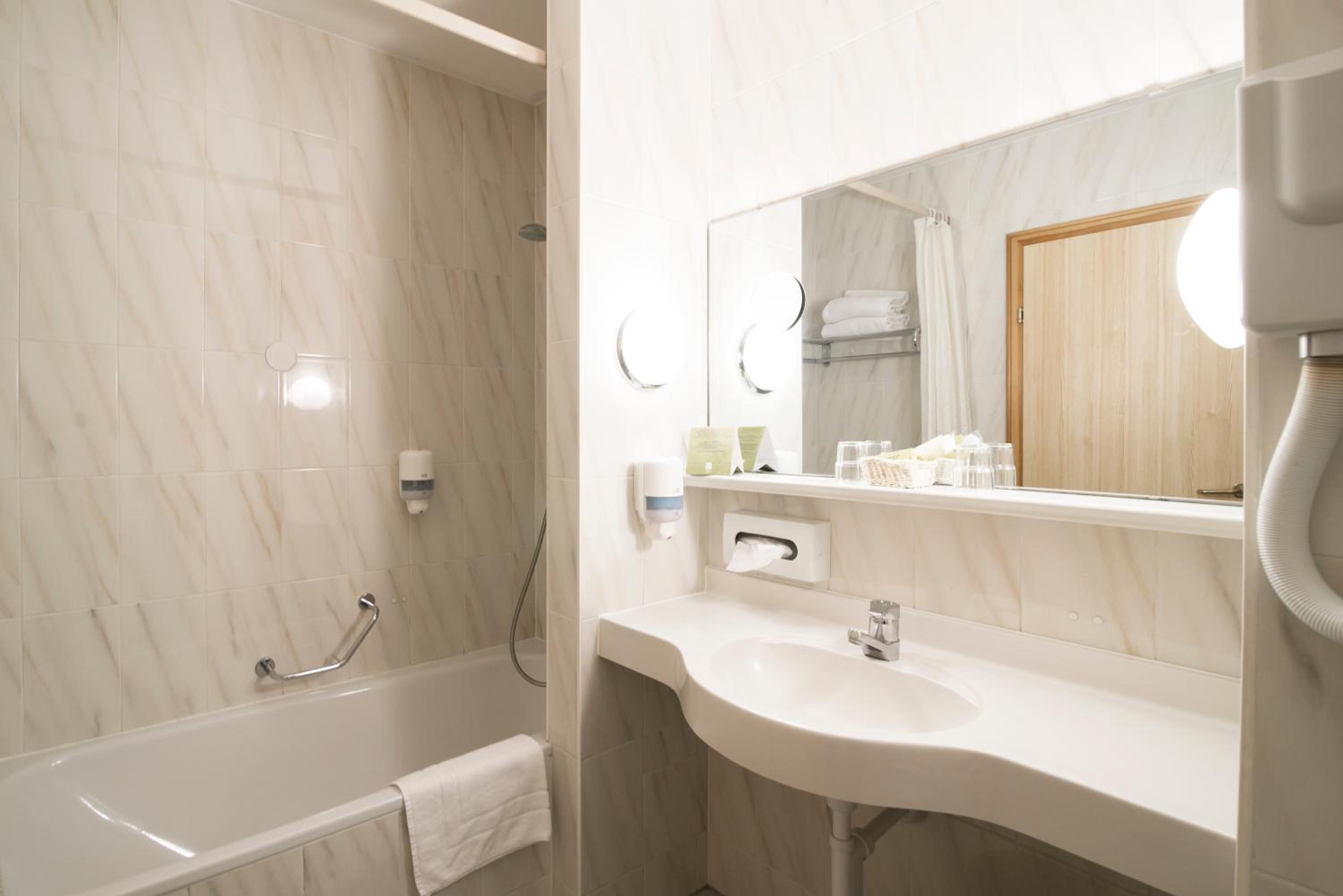 Standard Double or Twin Room - Photo 4