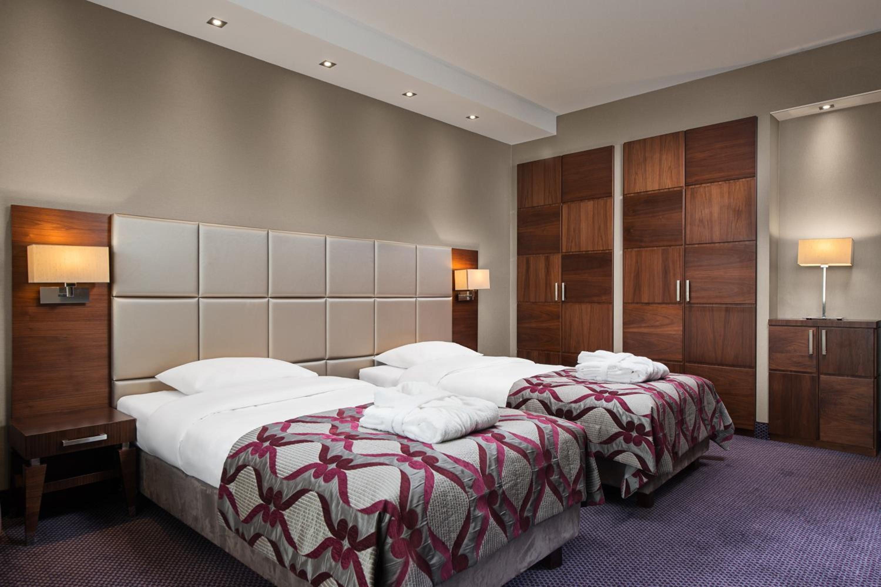 Business Twin Room - Photo 1