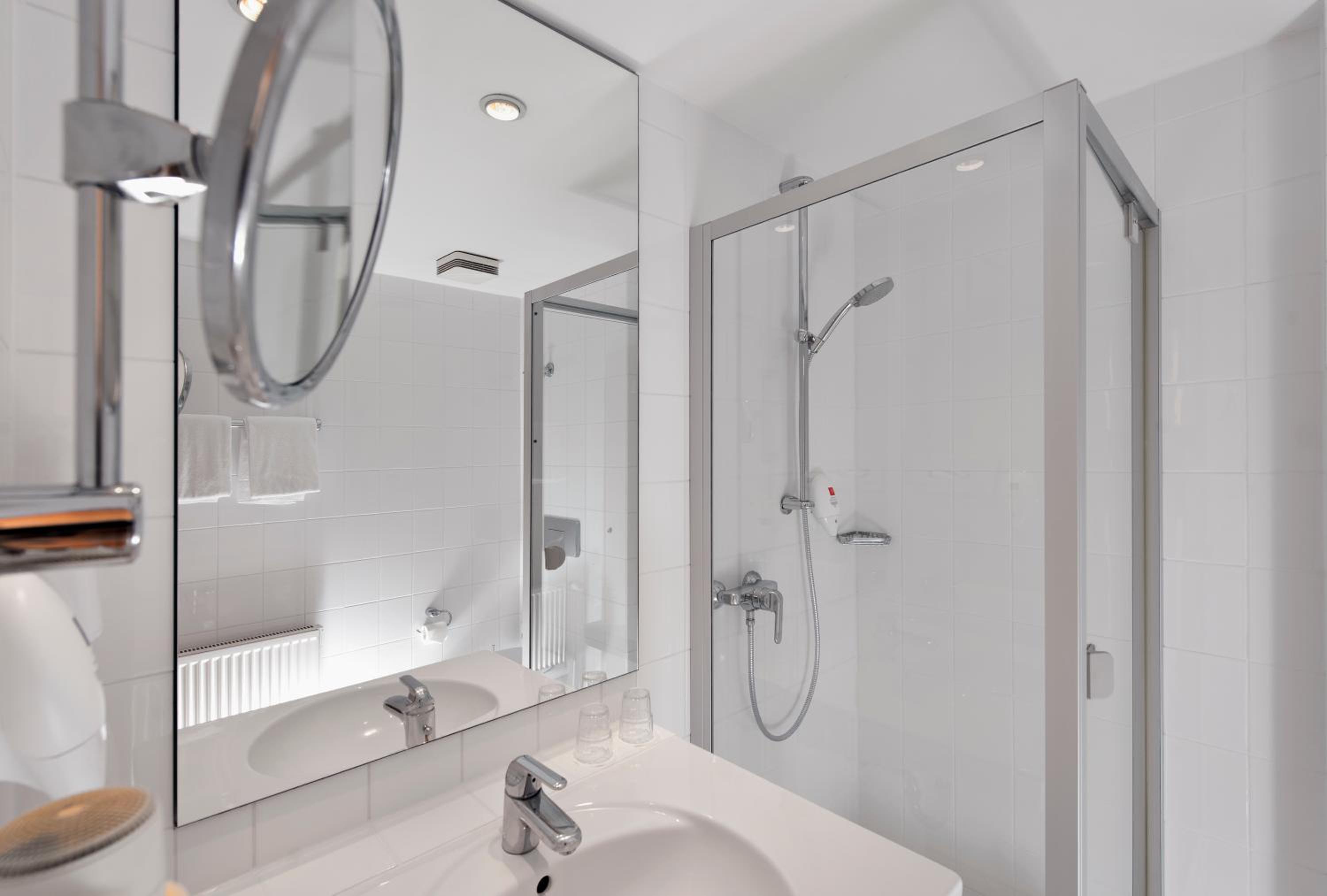 Standard Twin Room - Photo 2