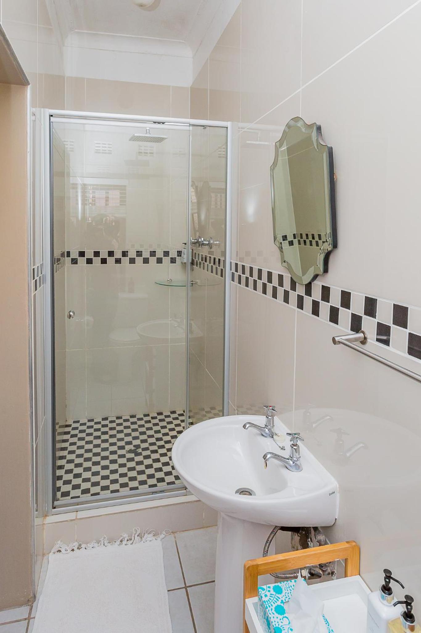 Double Room with Private Bathroom - Photo 6