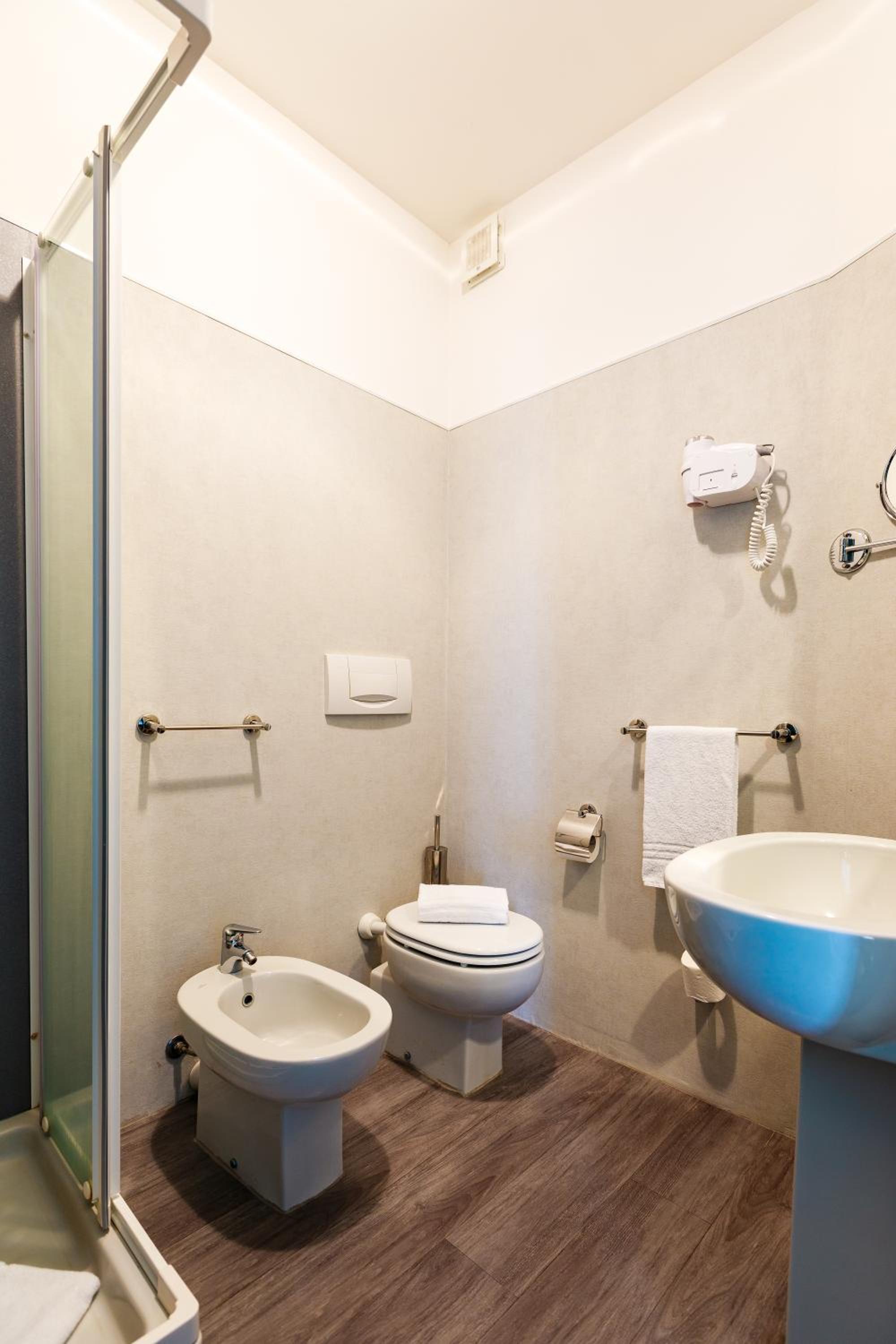 Double or Twin Room - Photo 5