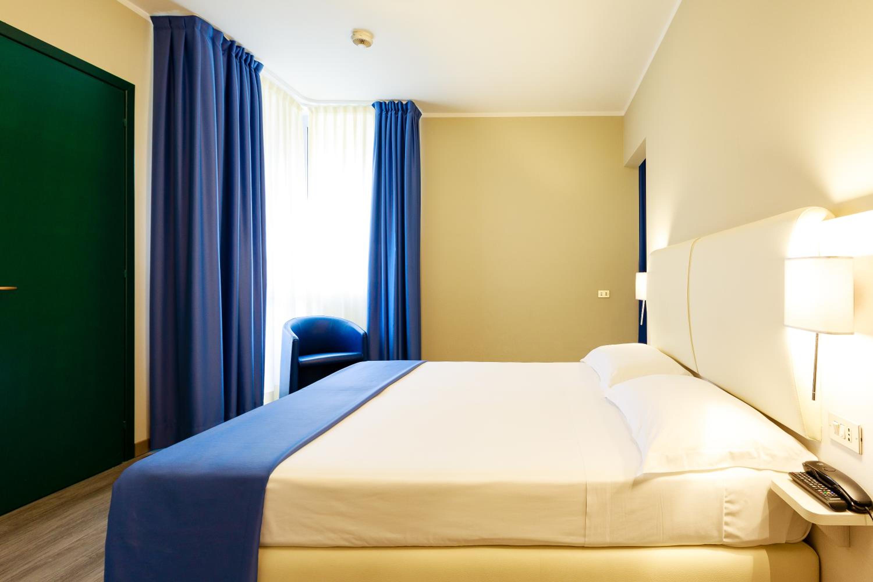 Double or Twin Room - Photo 4
