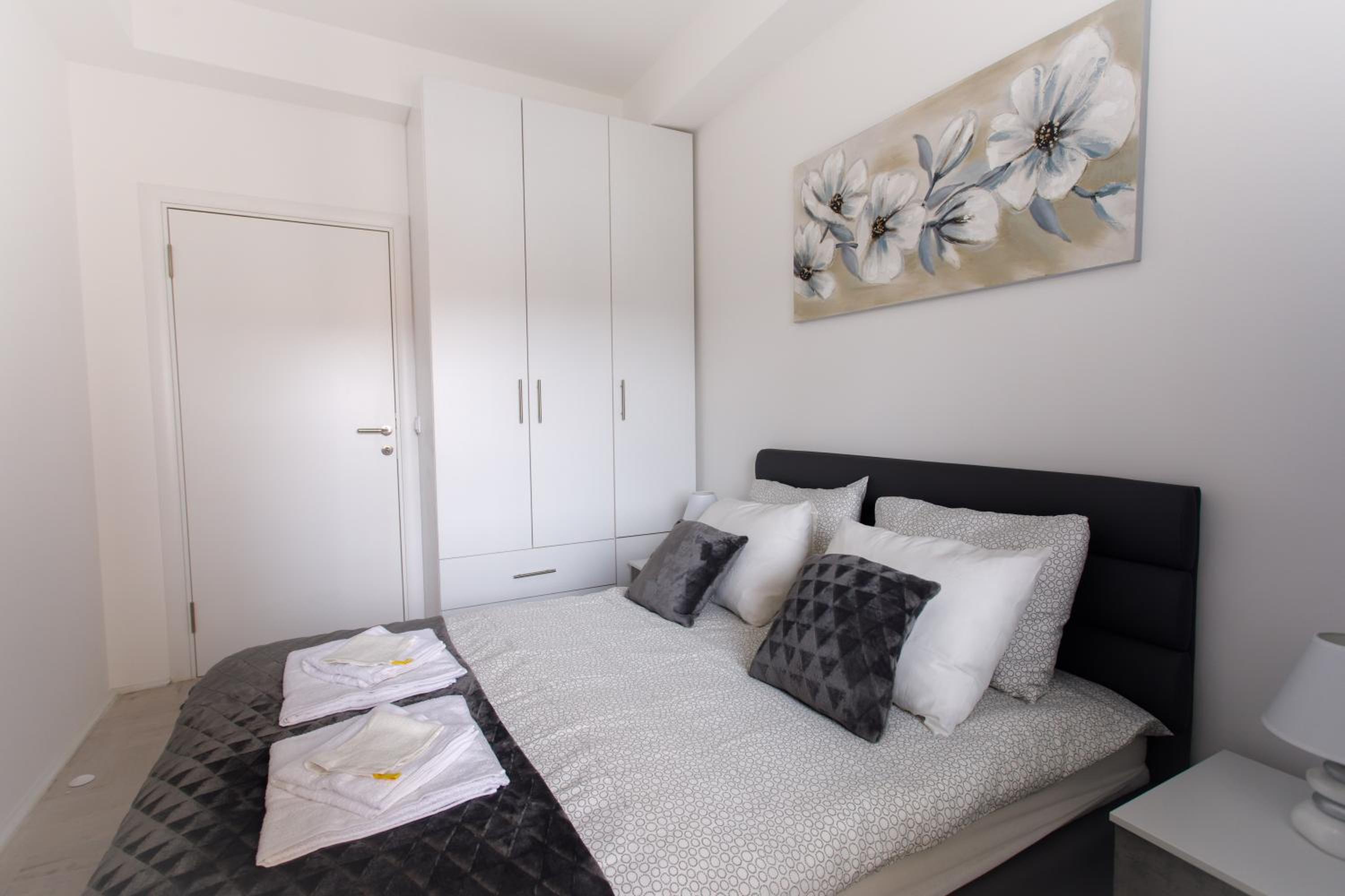 One-Bedroom Apartment photo 1