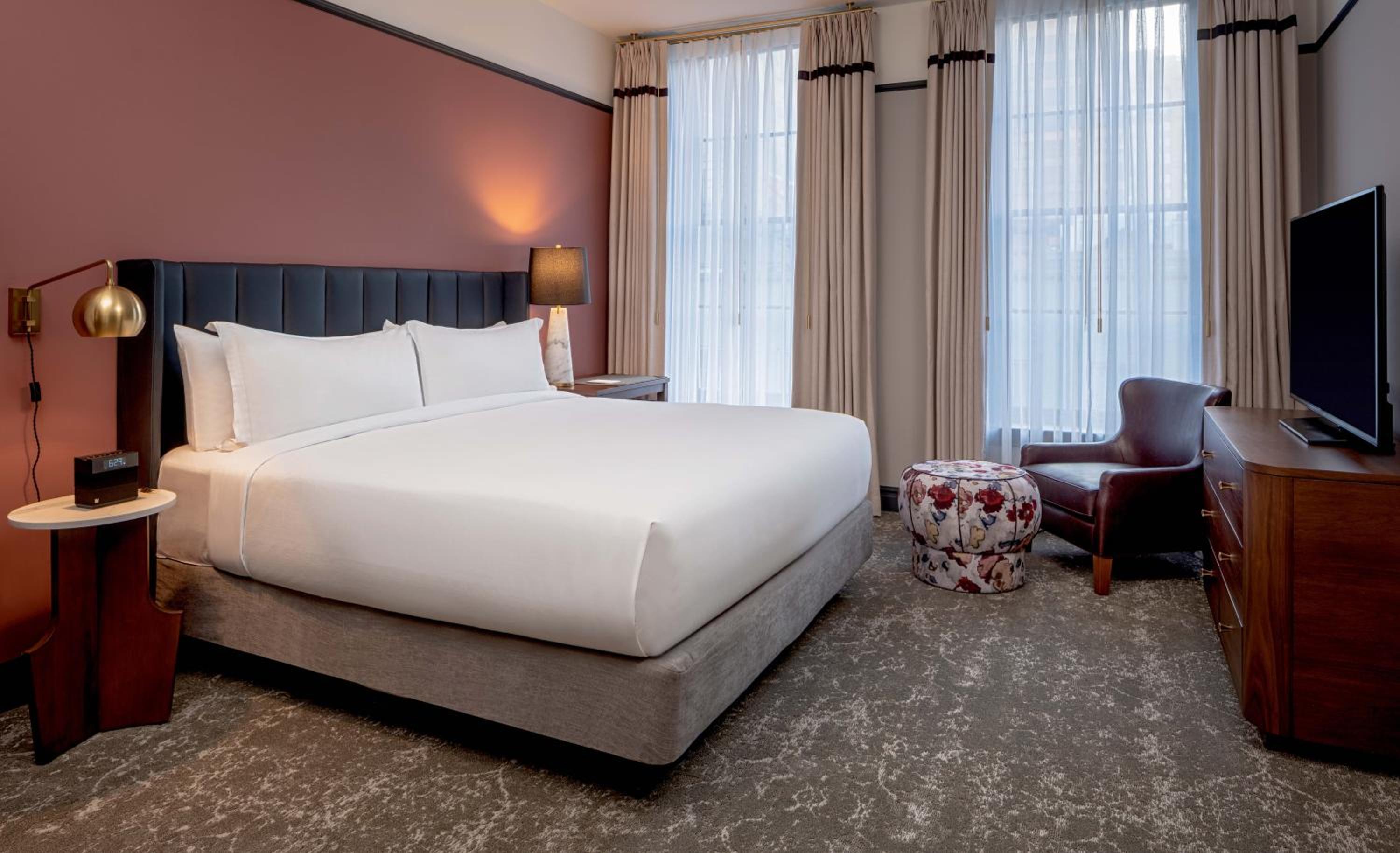 Publishers King Suite - Photo 2