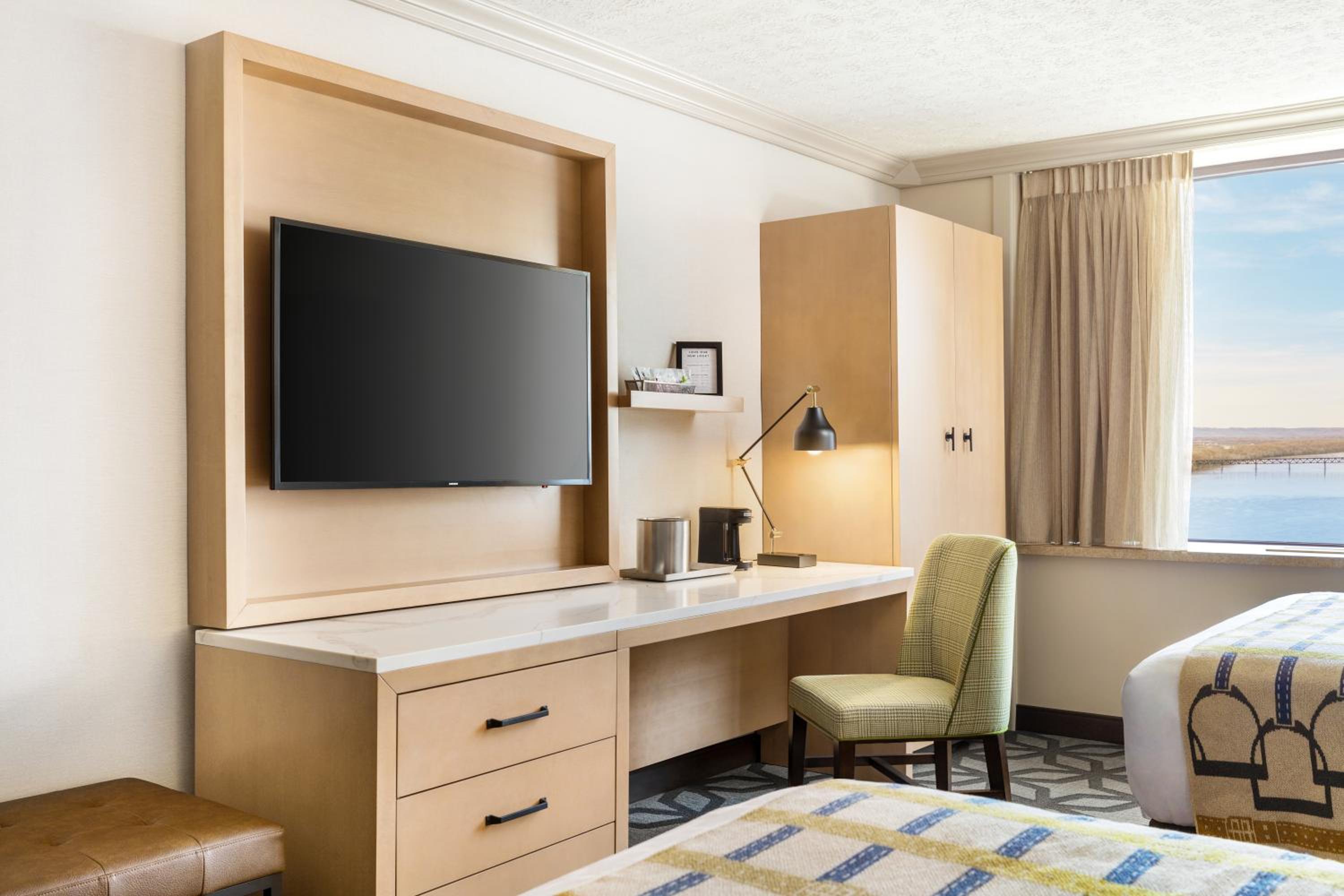 Deluxe Queen Room with Two Queen Beds - Non-Smoking/East Tower - Photo 5