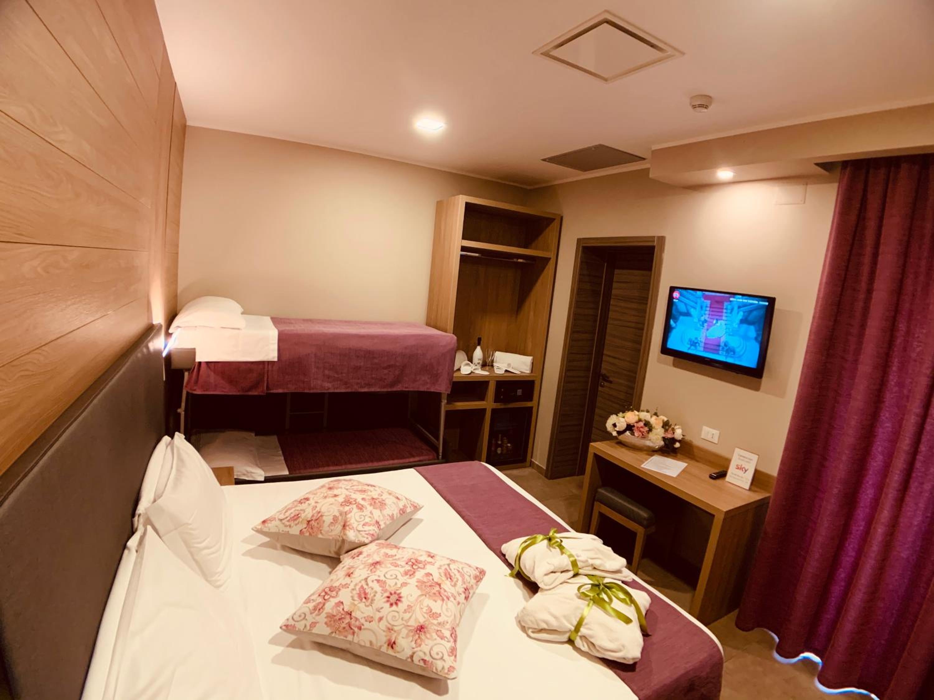 Quadruple Room - Photo 1