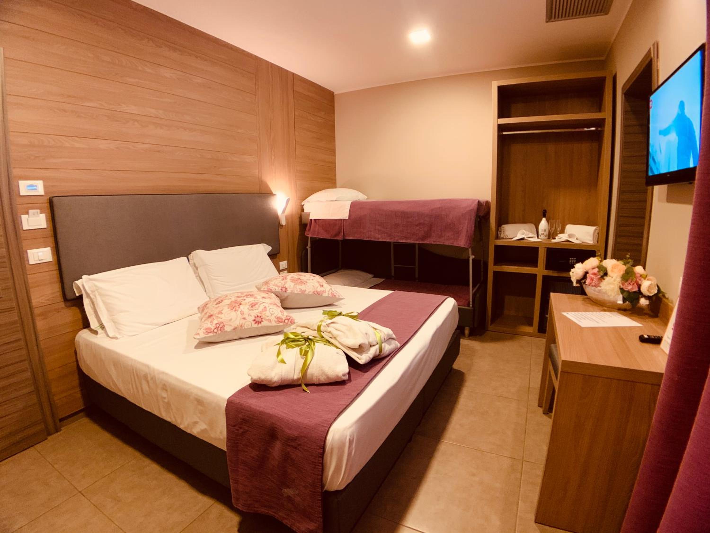 Quadruple Room - Photo 6