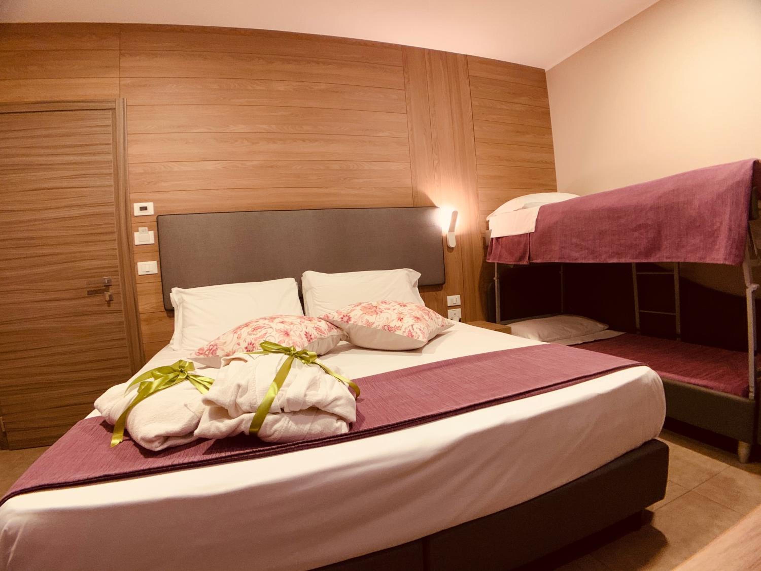 Quadruple Room - Photo 8