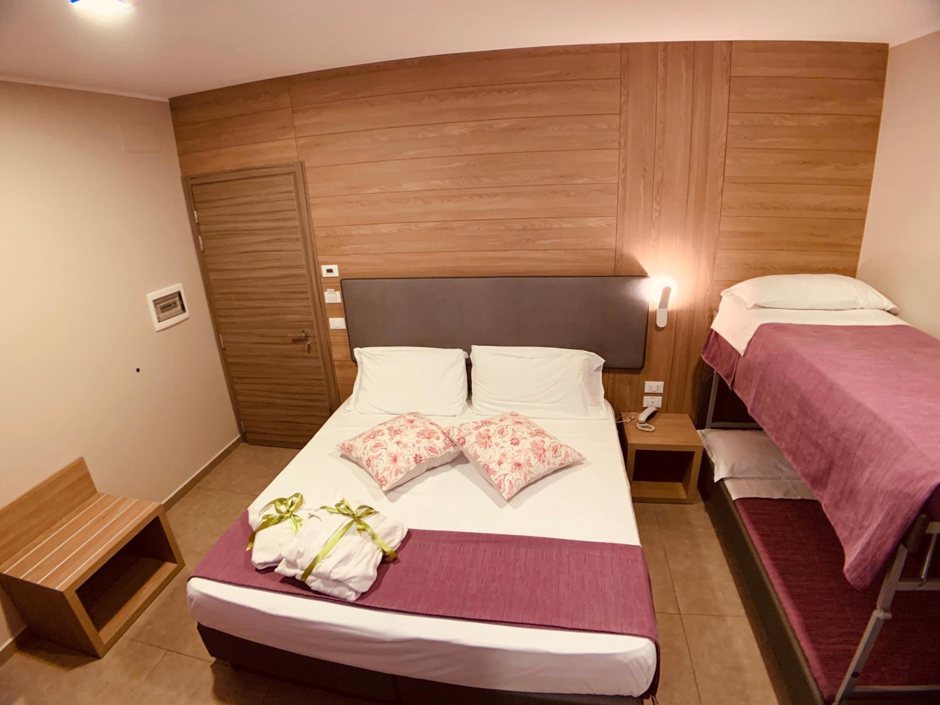 Quadruple Room - Photo 3