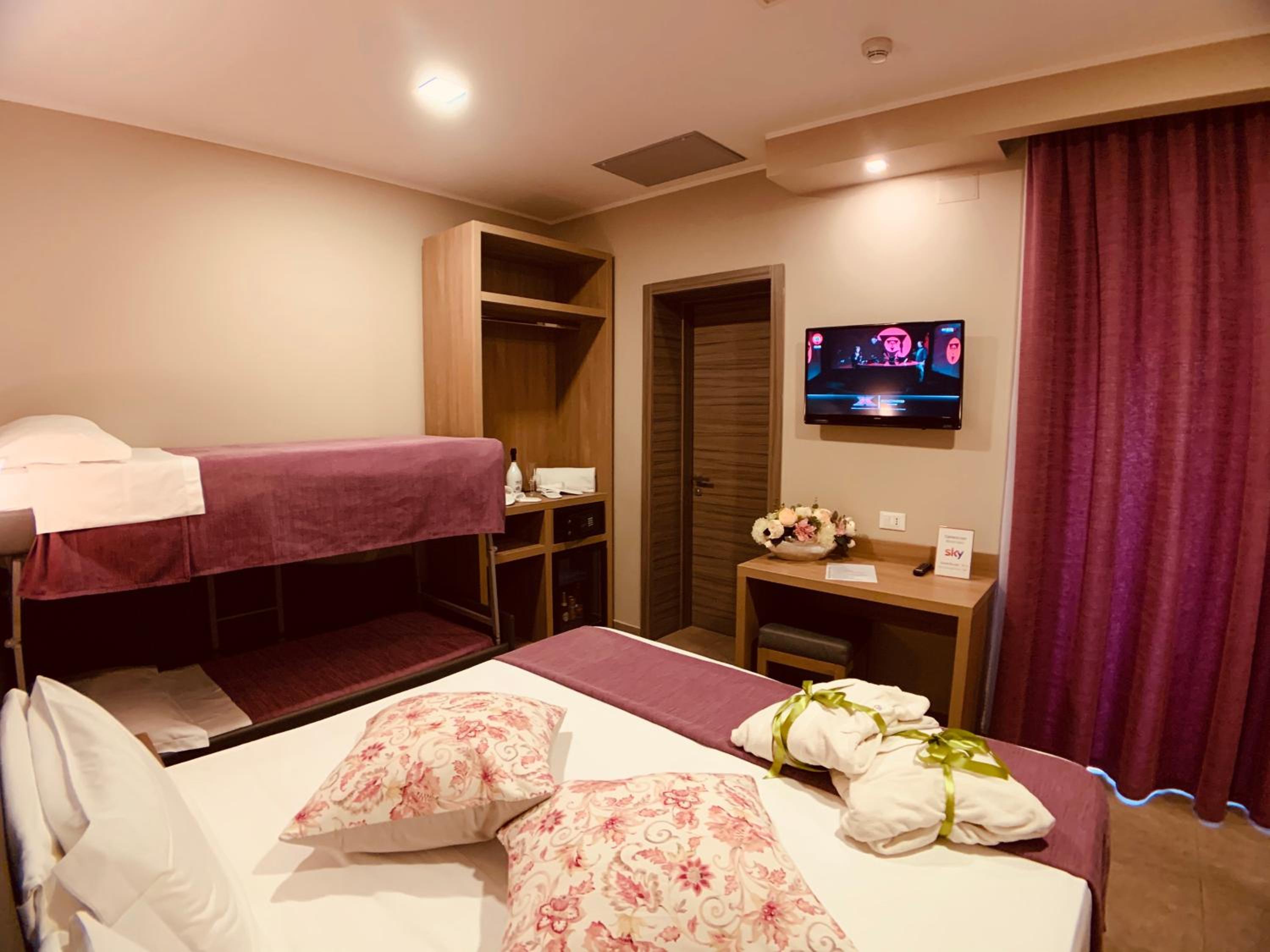Quadruple Room - Photo 2