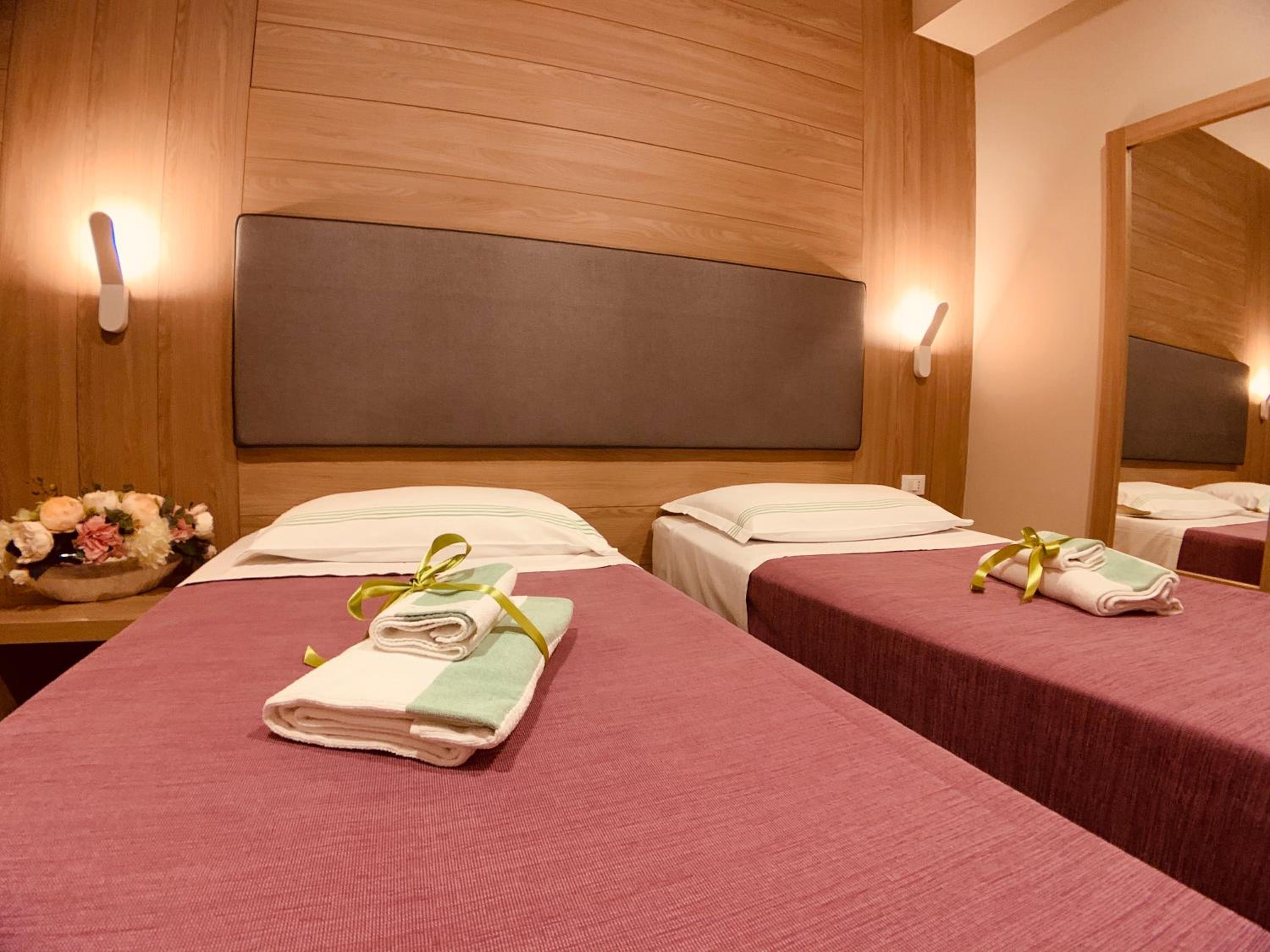 Twin Room - Photo 3