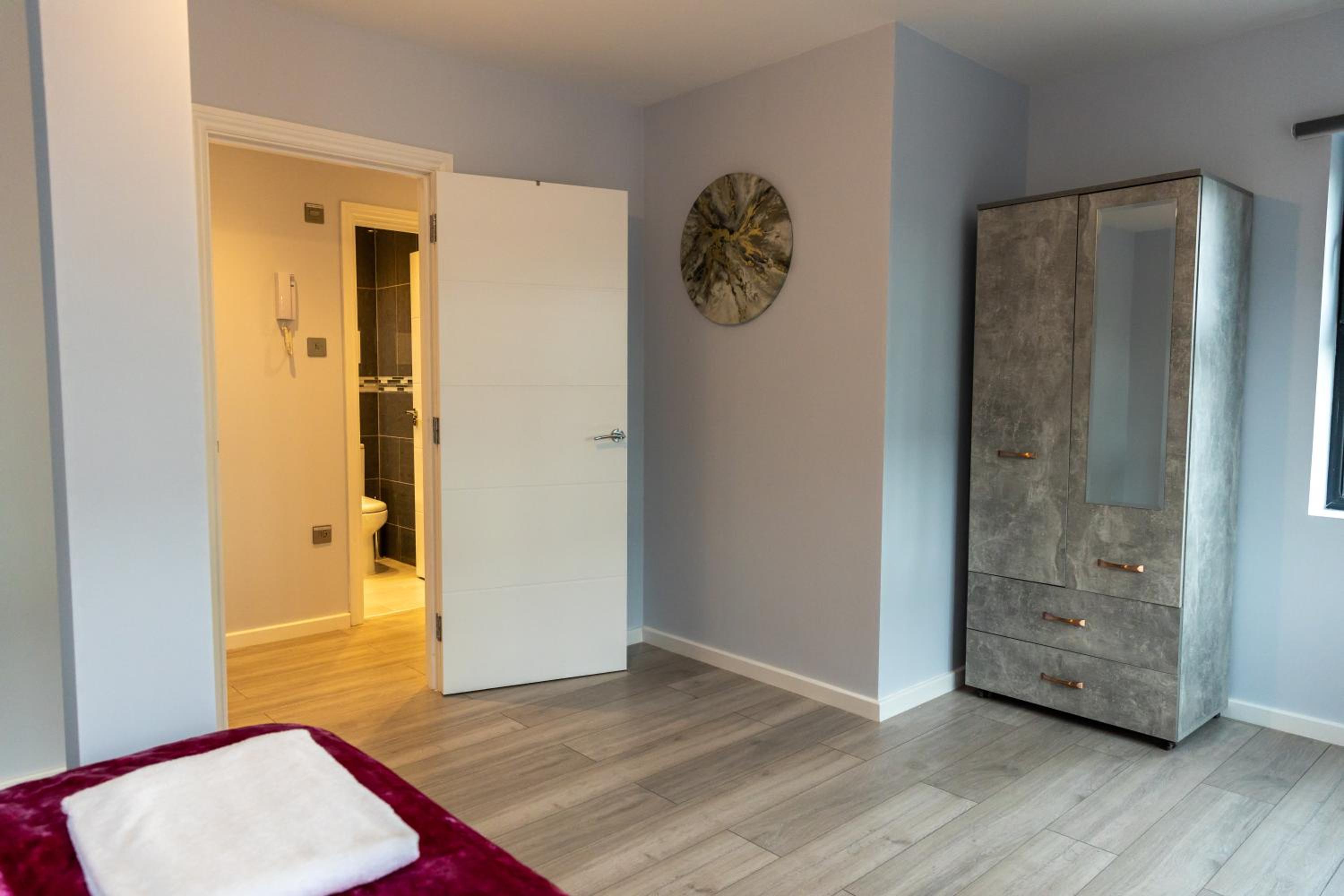 One-Bedroom Apartment photo 1