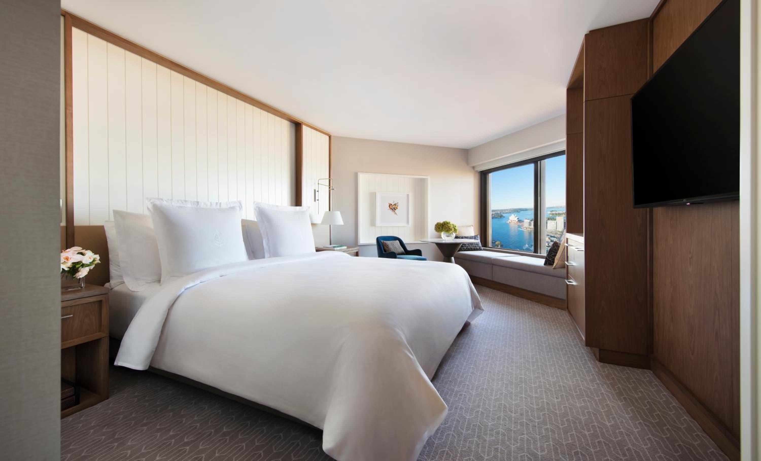 Deluxe Full Harbor Accessible Queen Room