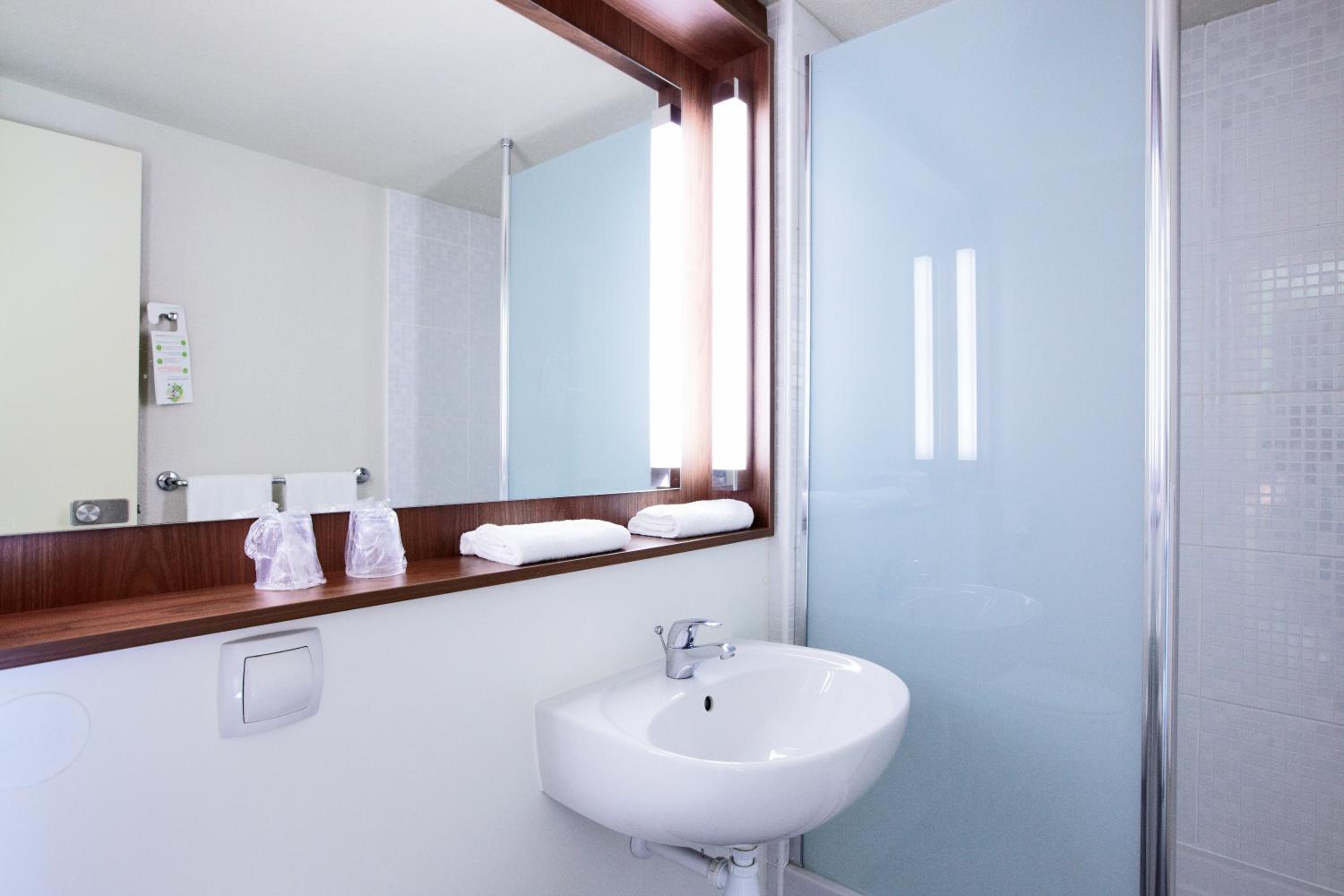 Standard Double Room - Photo 2