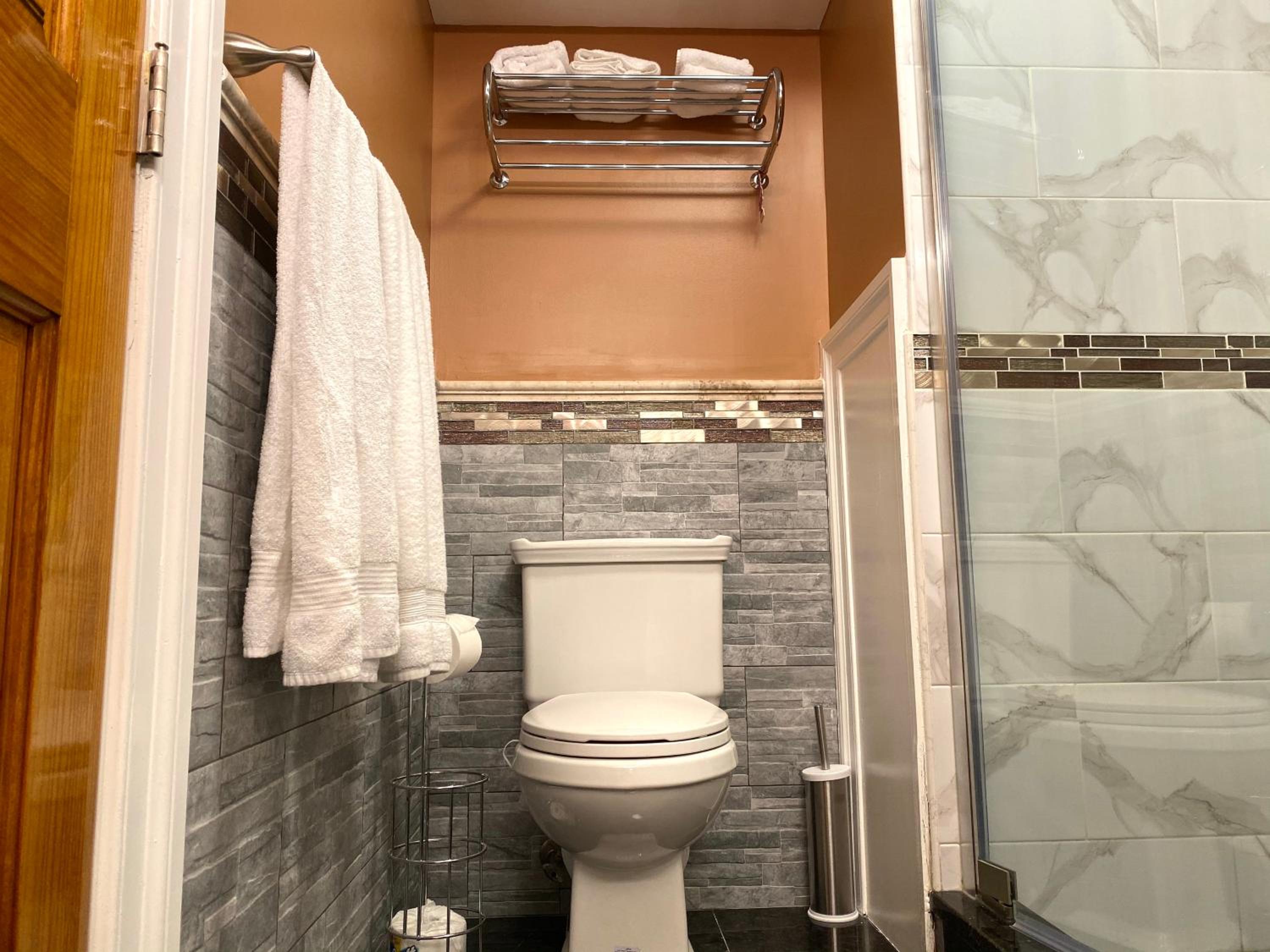 Queen Room - Photo 11