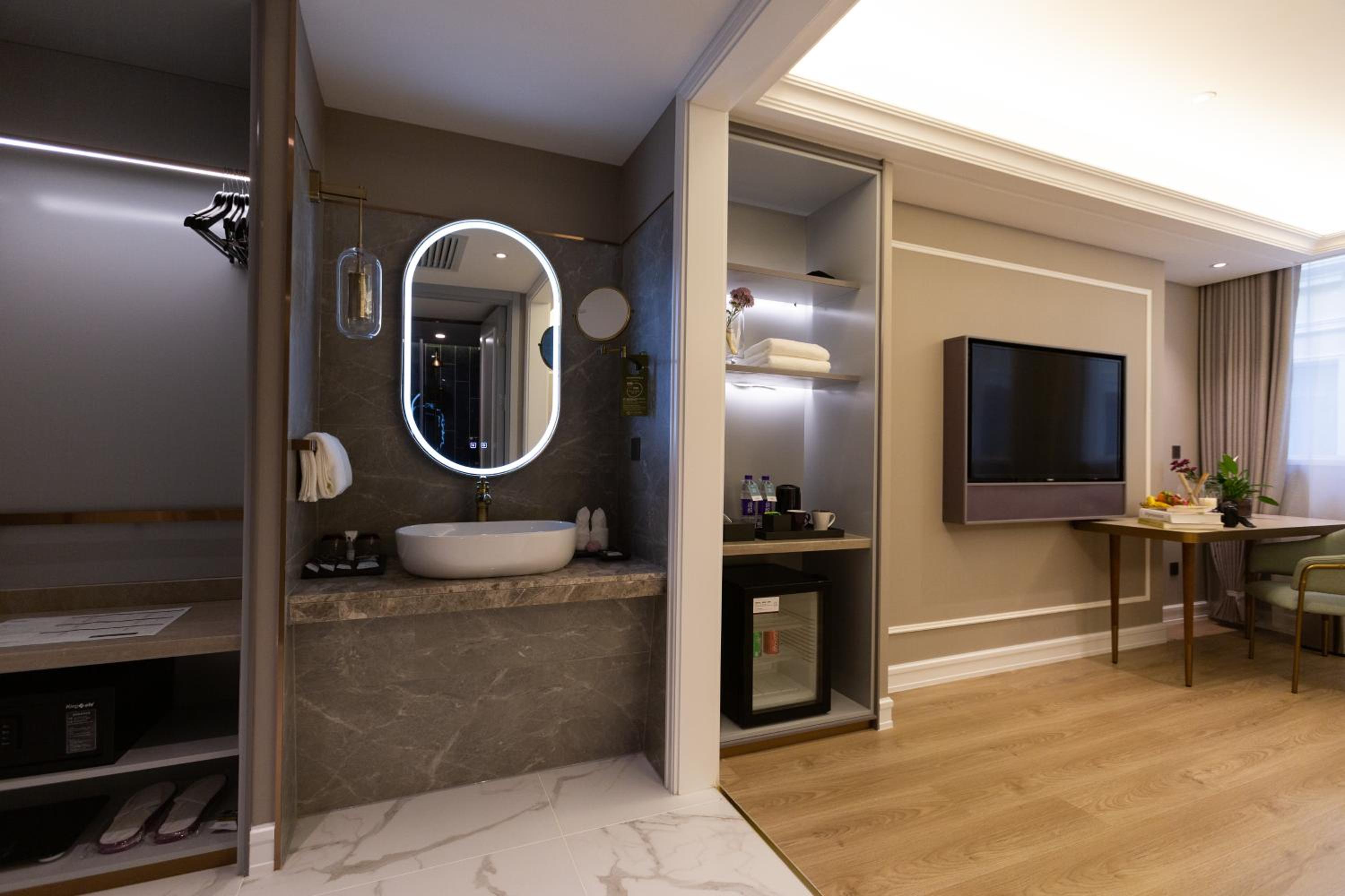 Deluxe King Room - Photo 1