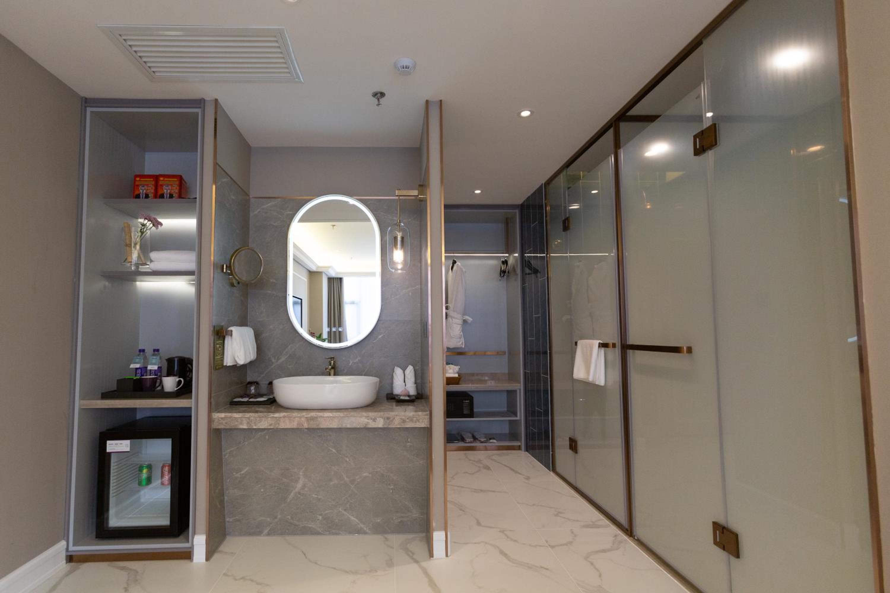 Deluxe King Room - Photo 2