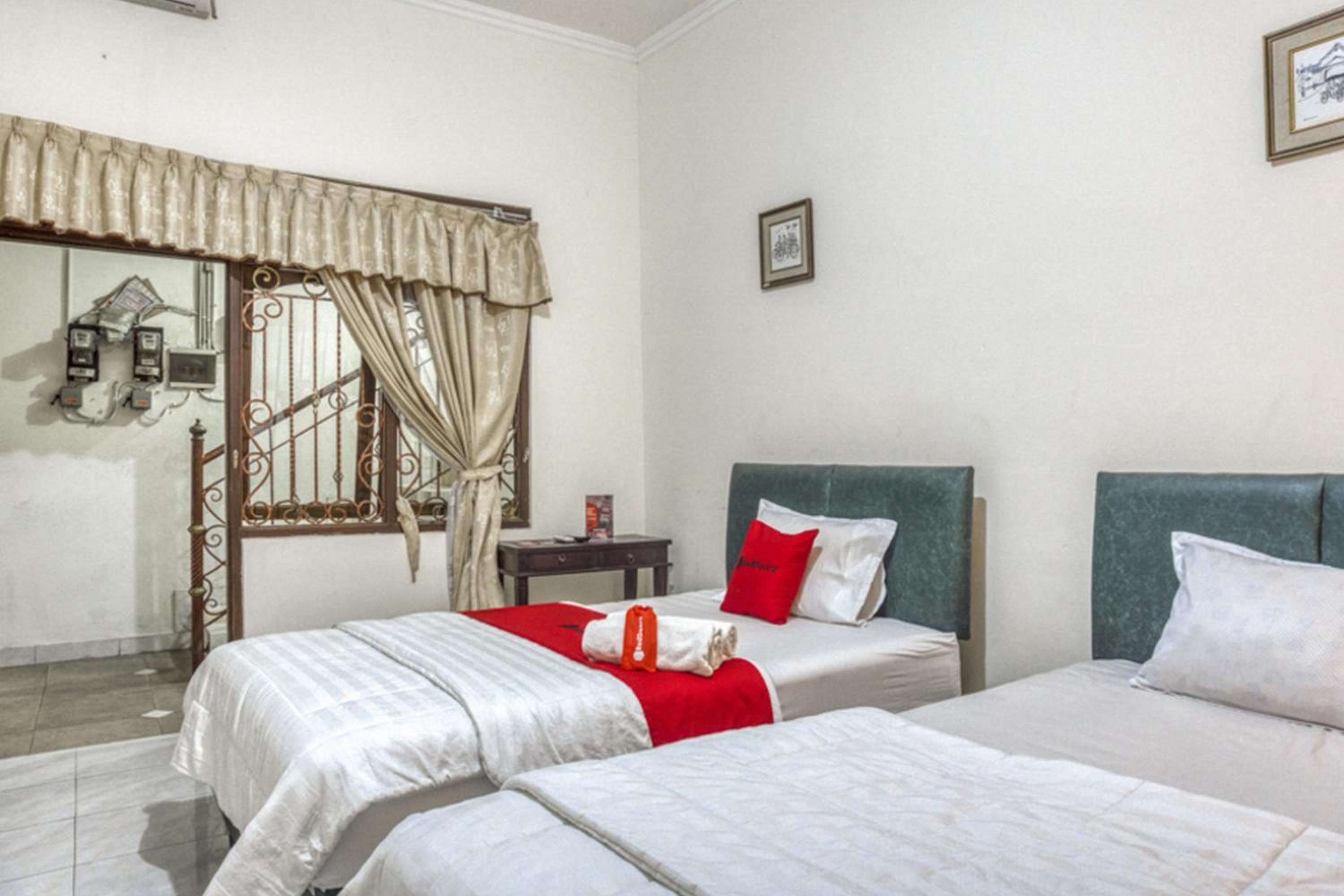 Standard Twin Room - Photo 1
