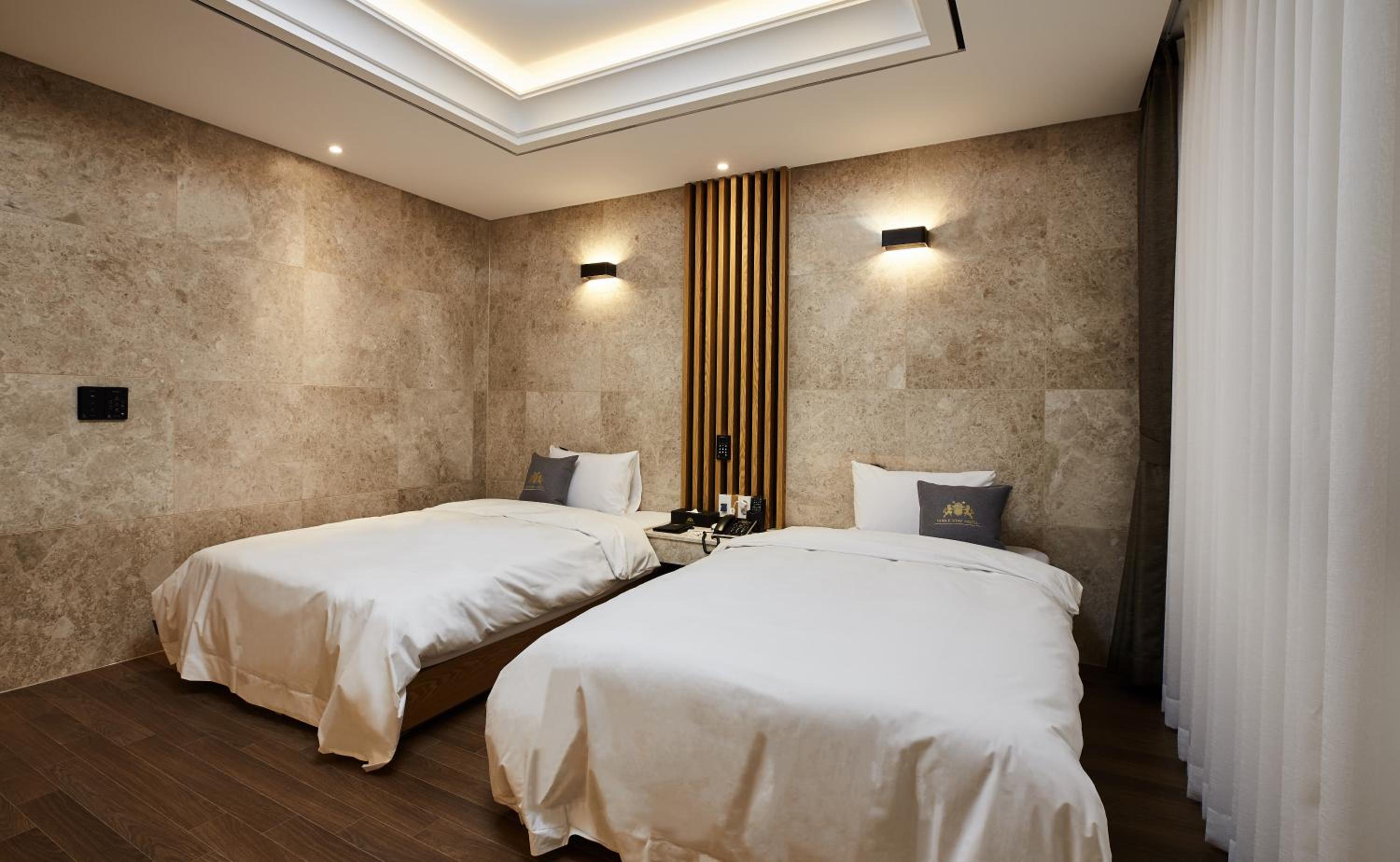Standard Twin Room - Photo 4