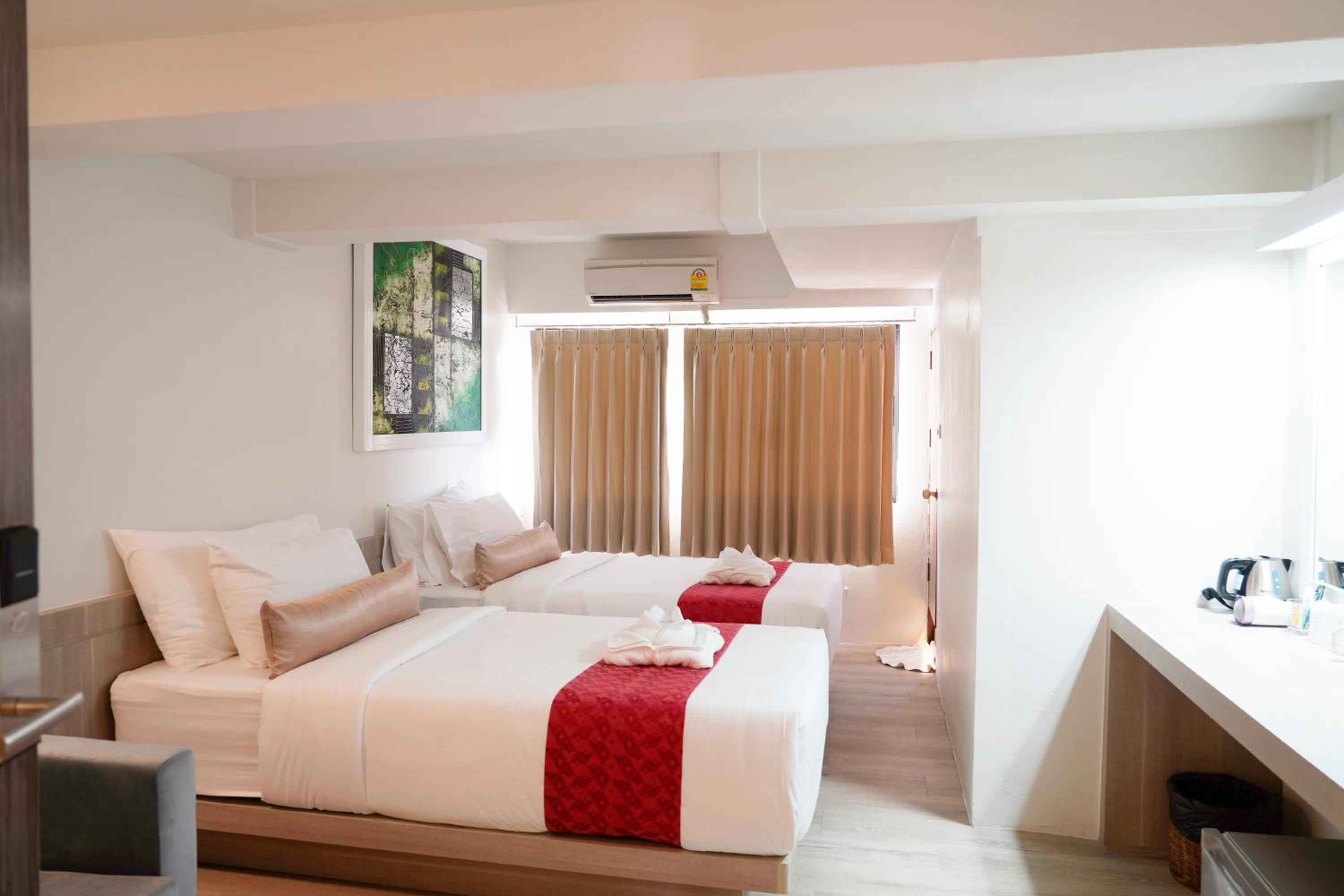 Superior Twin Room with Window photo 2