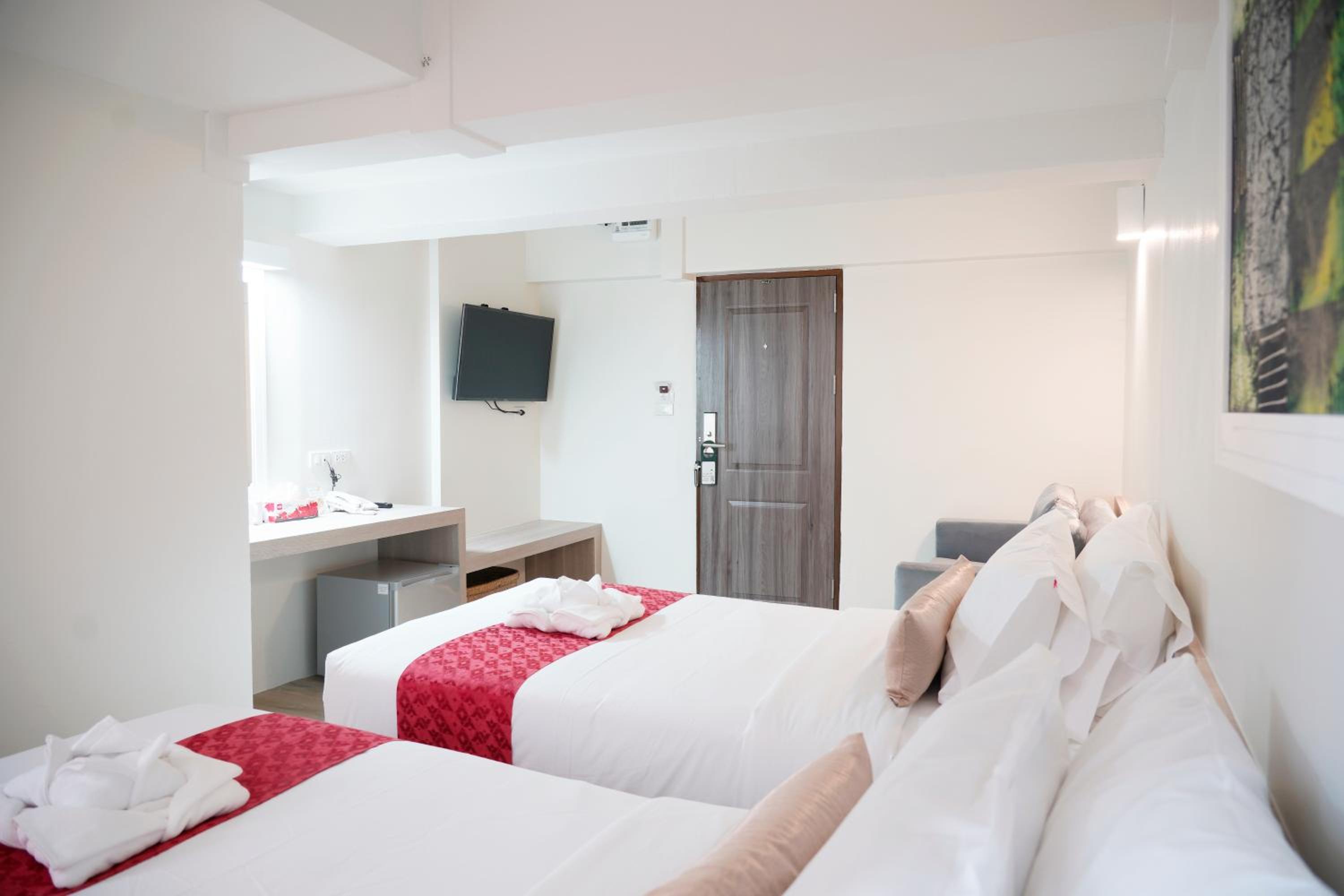 Superior Twin Room with Window photo 3