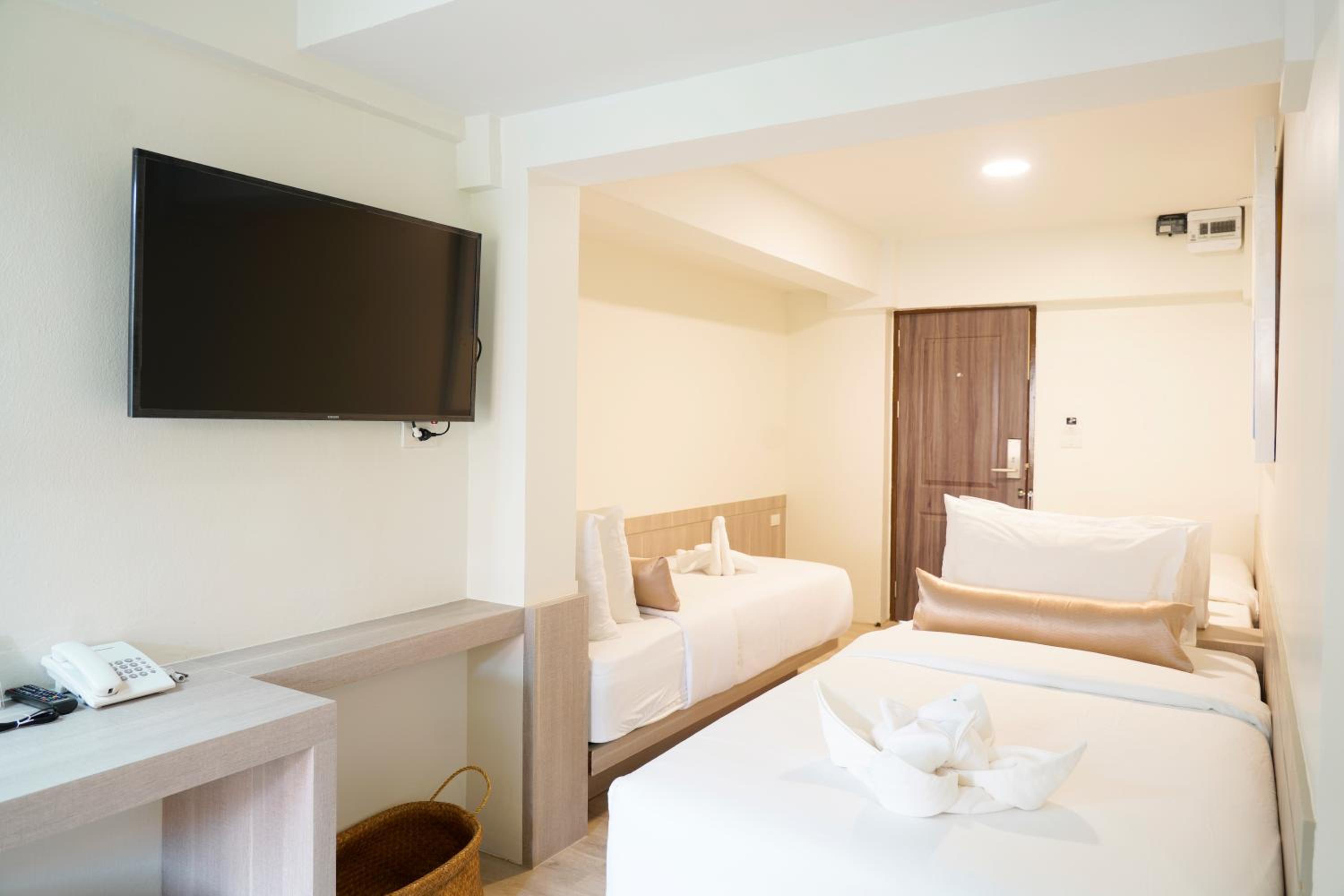 Deluxe Triple Room with Window photo 2
