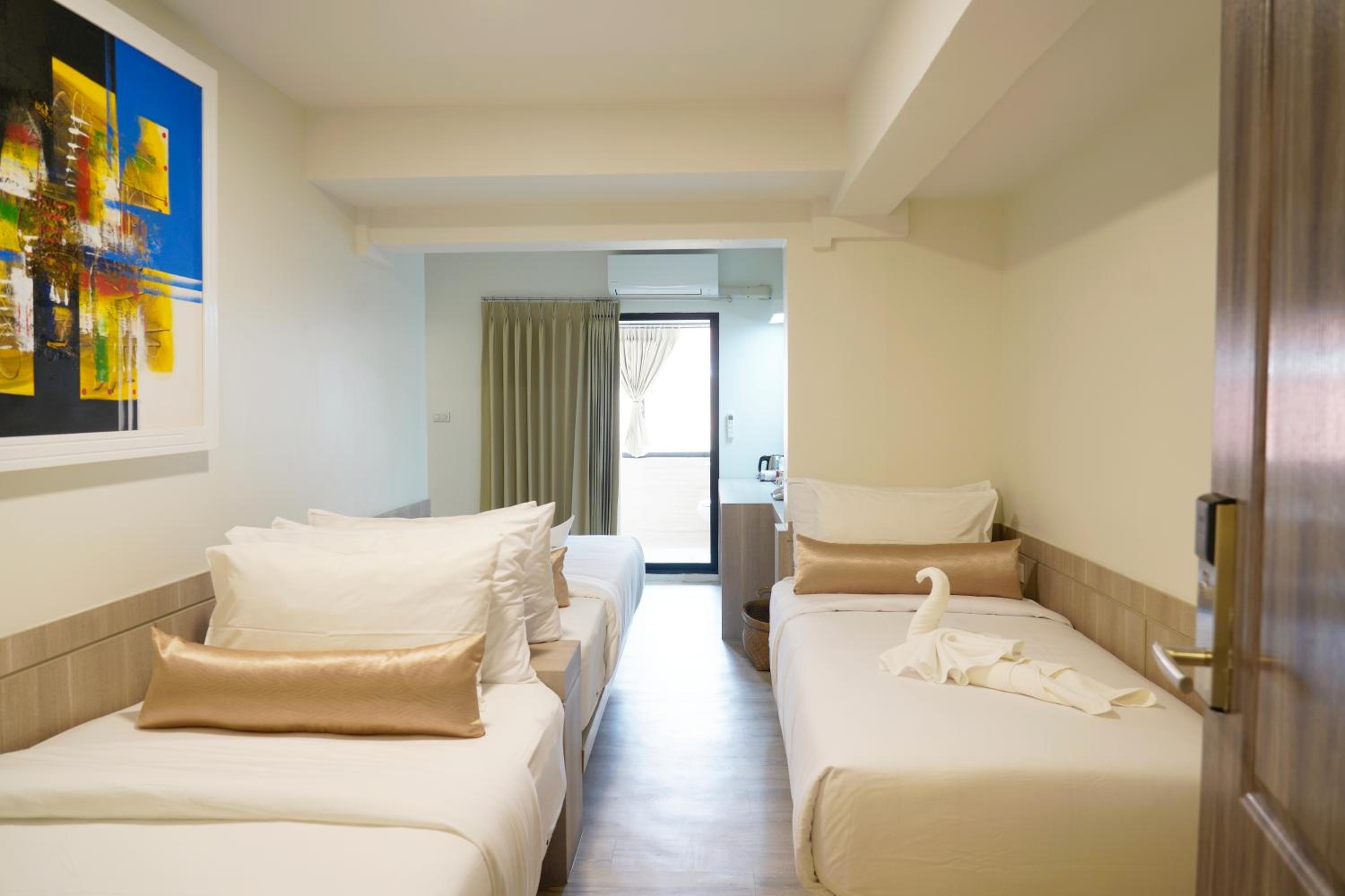 Deluxe Triple Room with Window photo 1