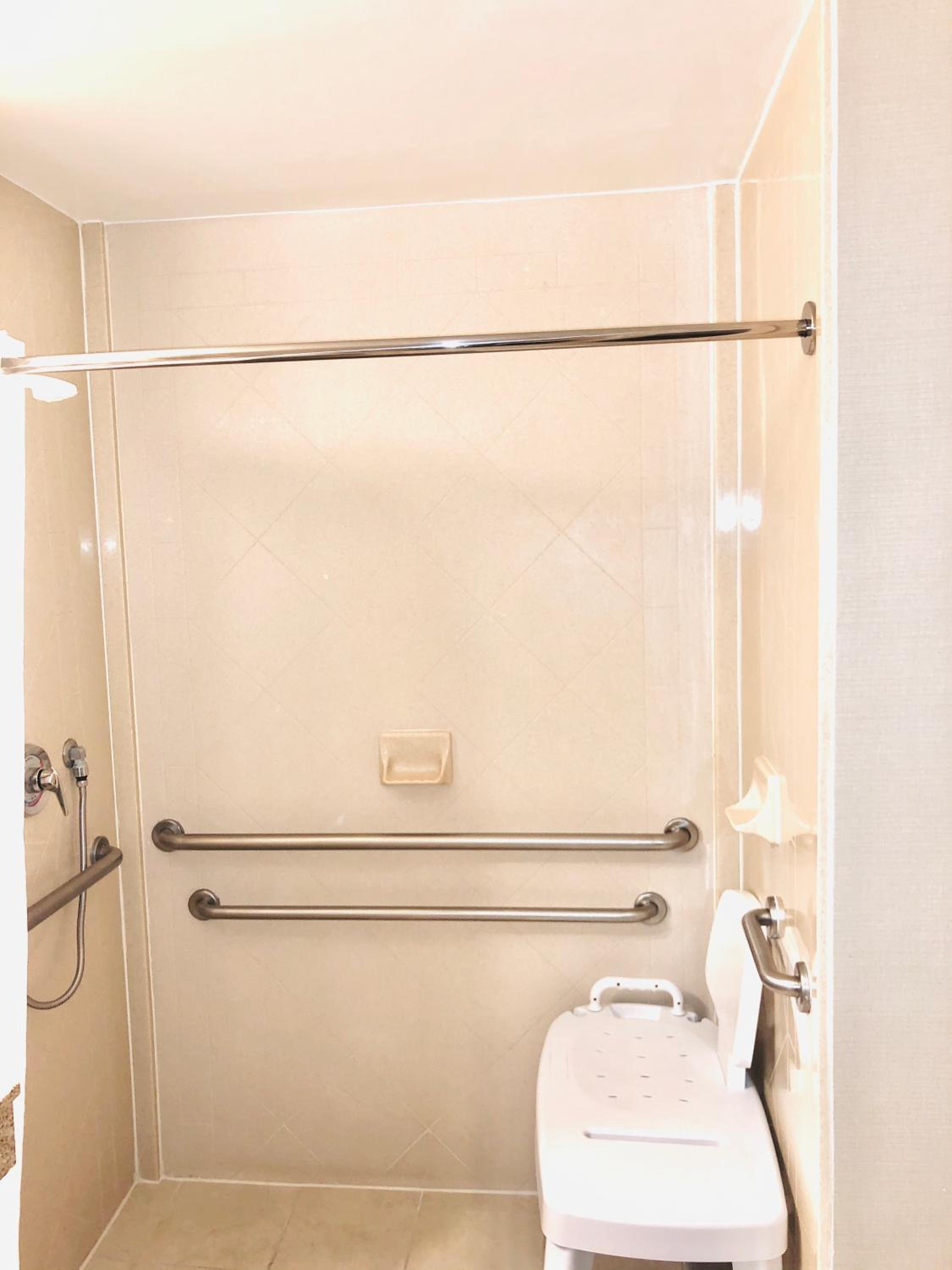 Queen Room with Two Queen Beds - Accessible/Non-Smoking  - Photo 4