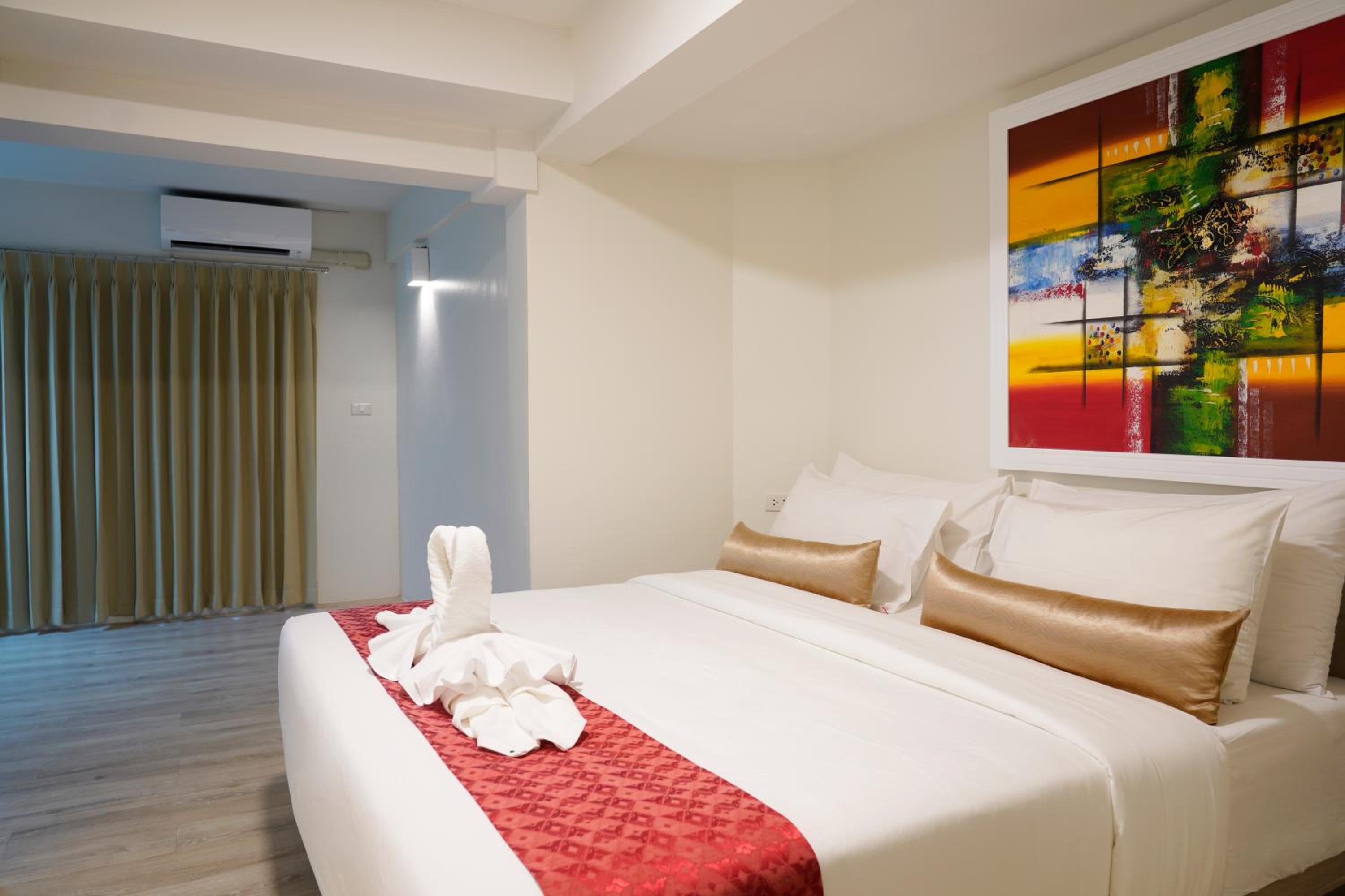 Deluxe Double Room with Window photo 3