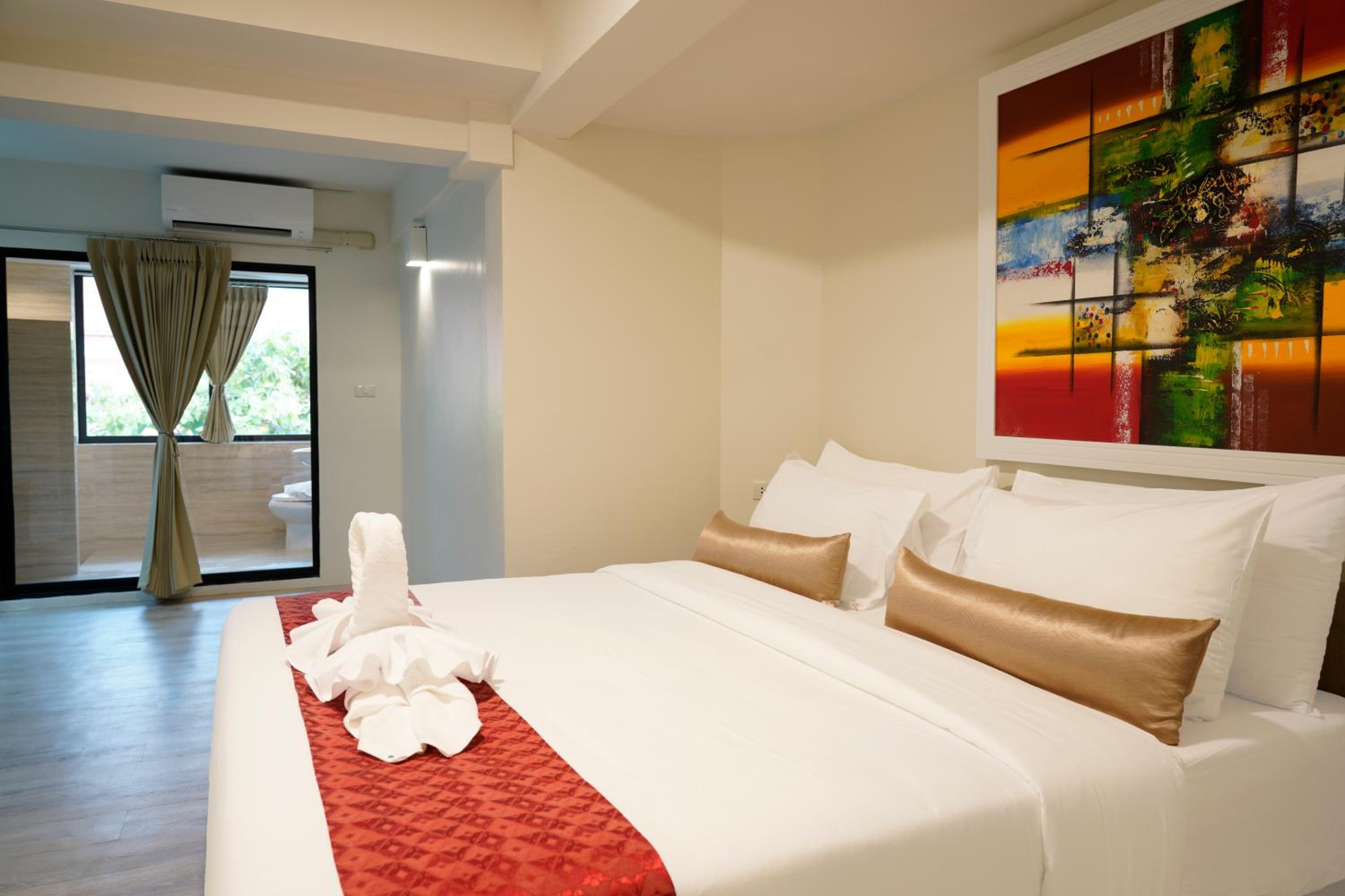 Deluxe Double Room with Window photo 1