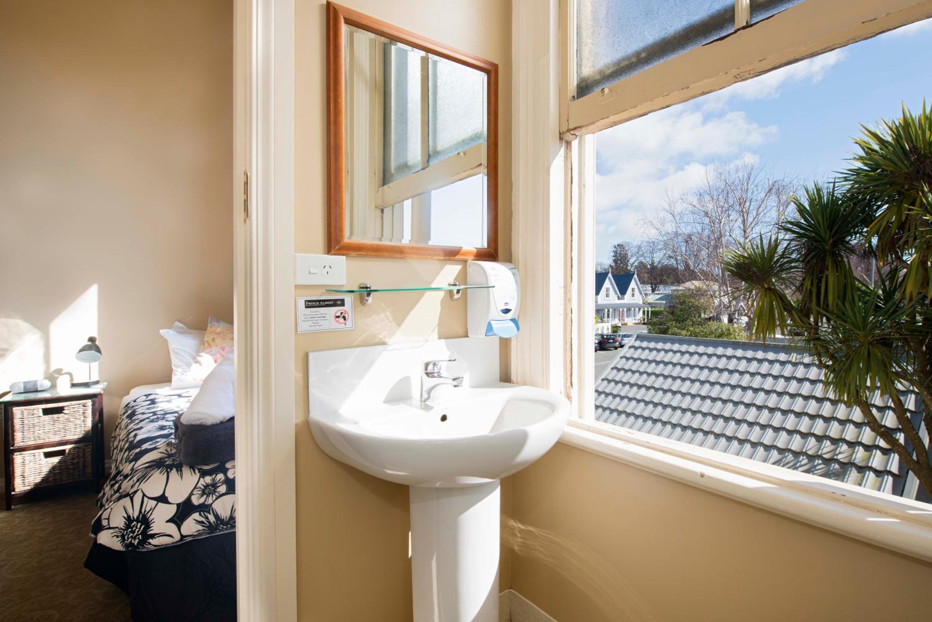 Twin Room with Private Bathroom photo 2