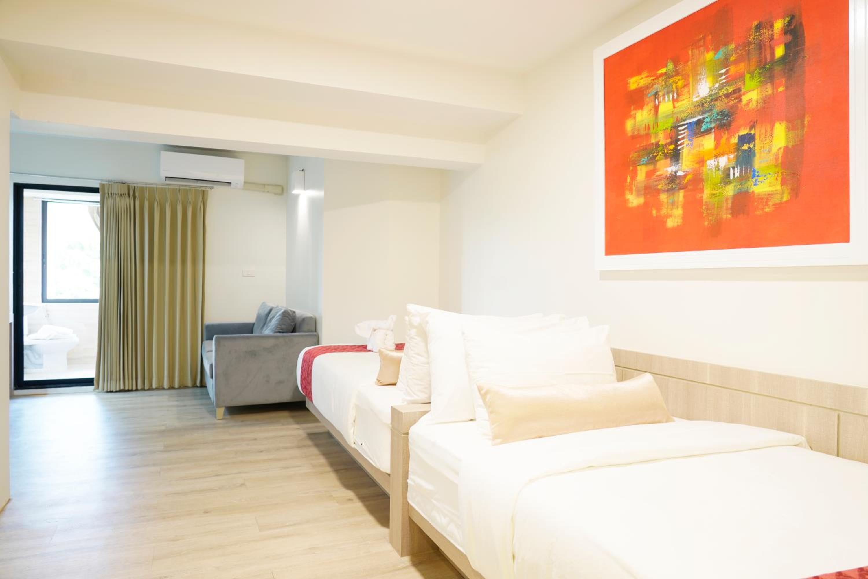 Deluxe Twin Room with Window photo 1