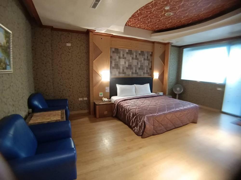 Queen Room photo 2