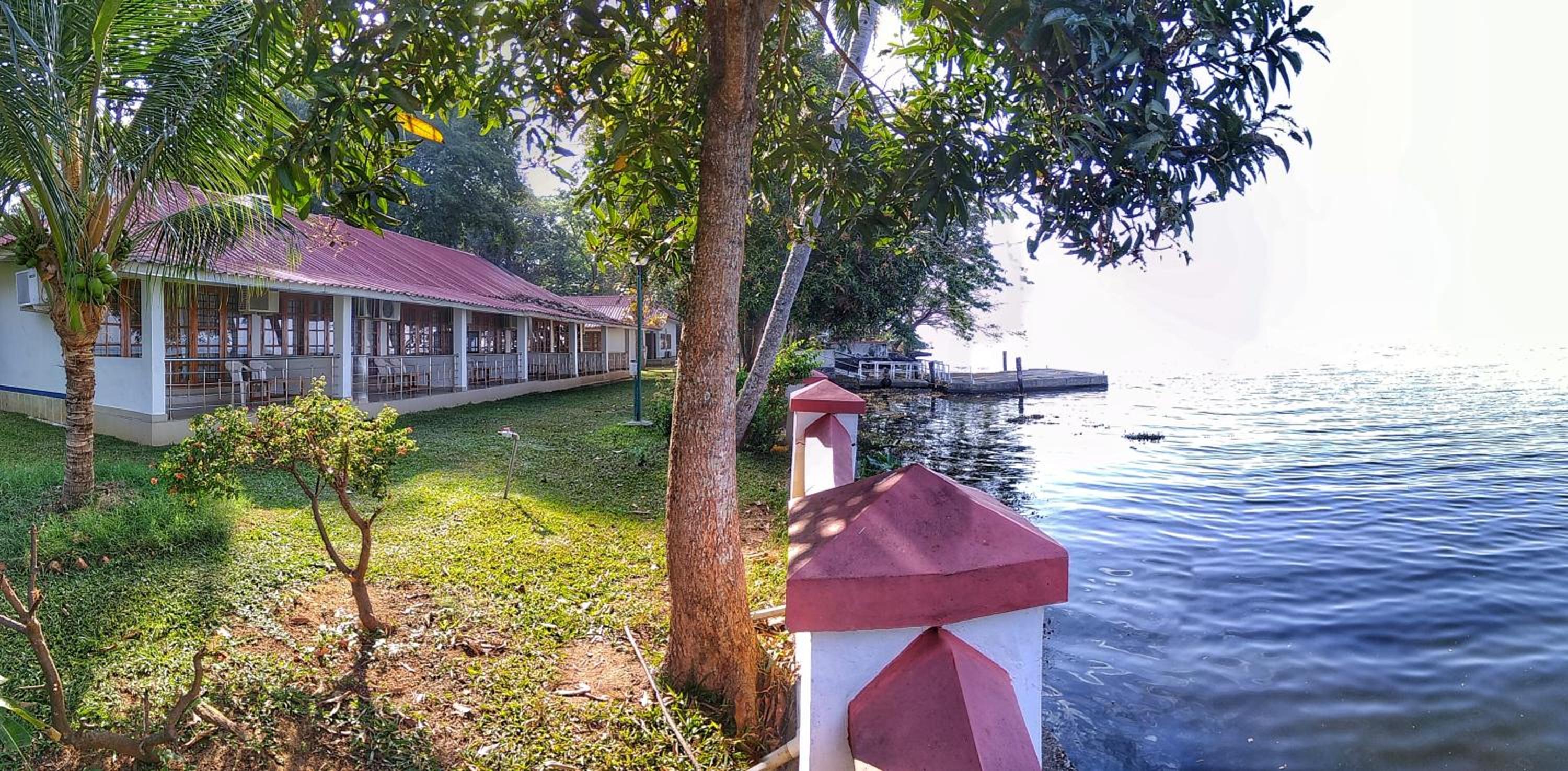 King Room with Lake View - Photo 5