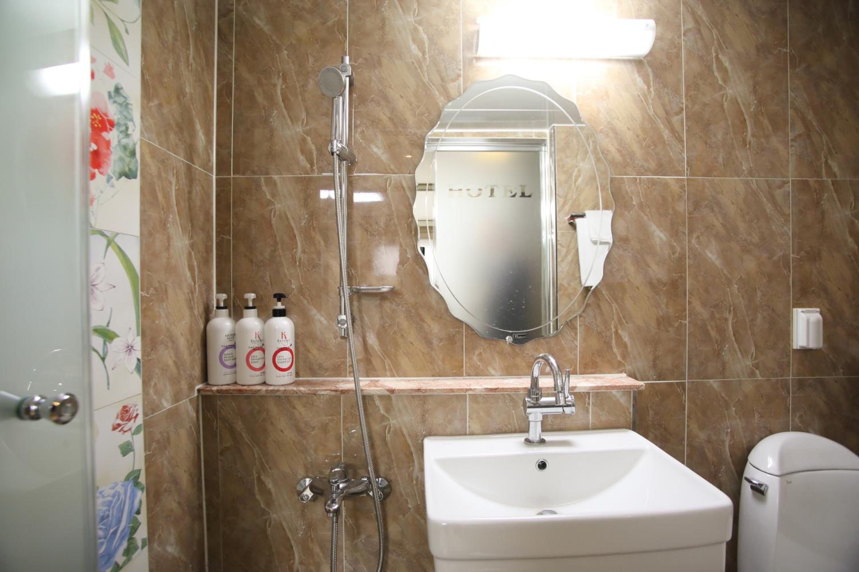 Deluxe Queen Room - Photo 4
