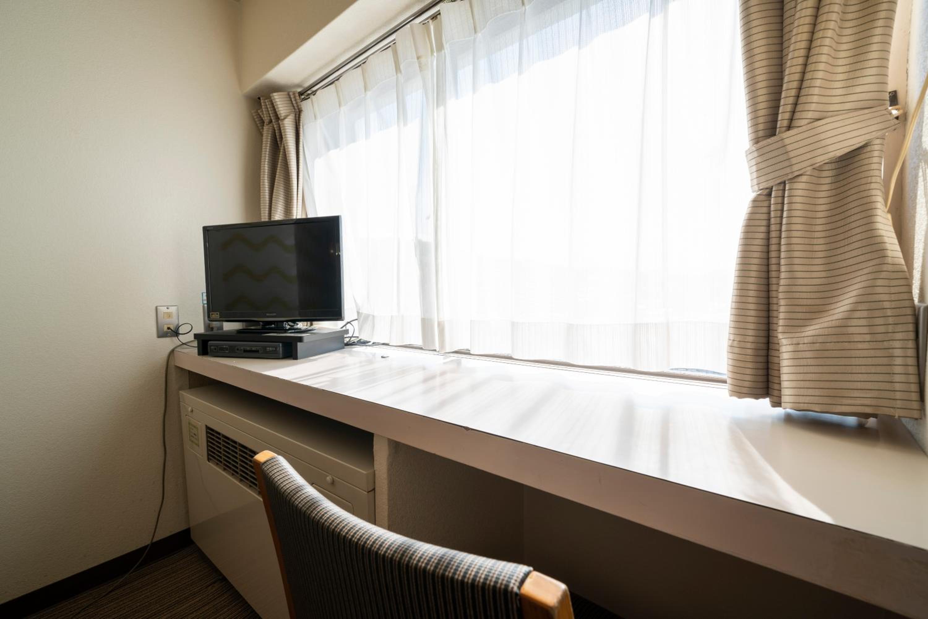 Small Double Room - Smoking - Photo 3