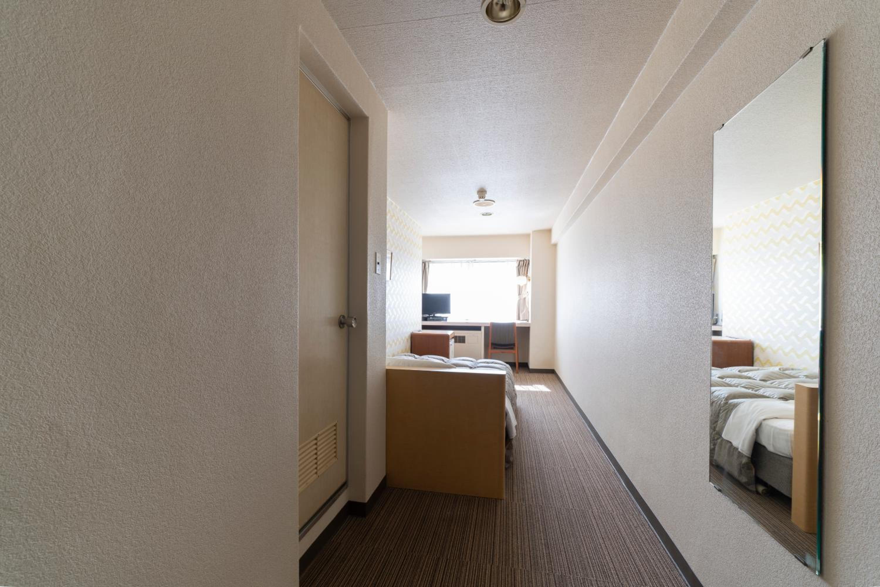 Small Double Room - Smoking - Photo 4