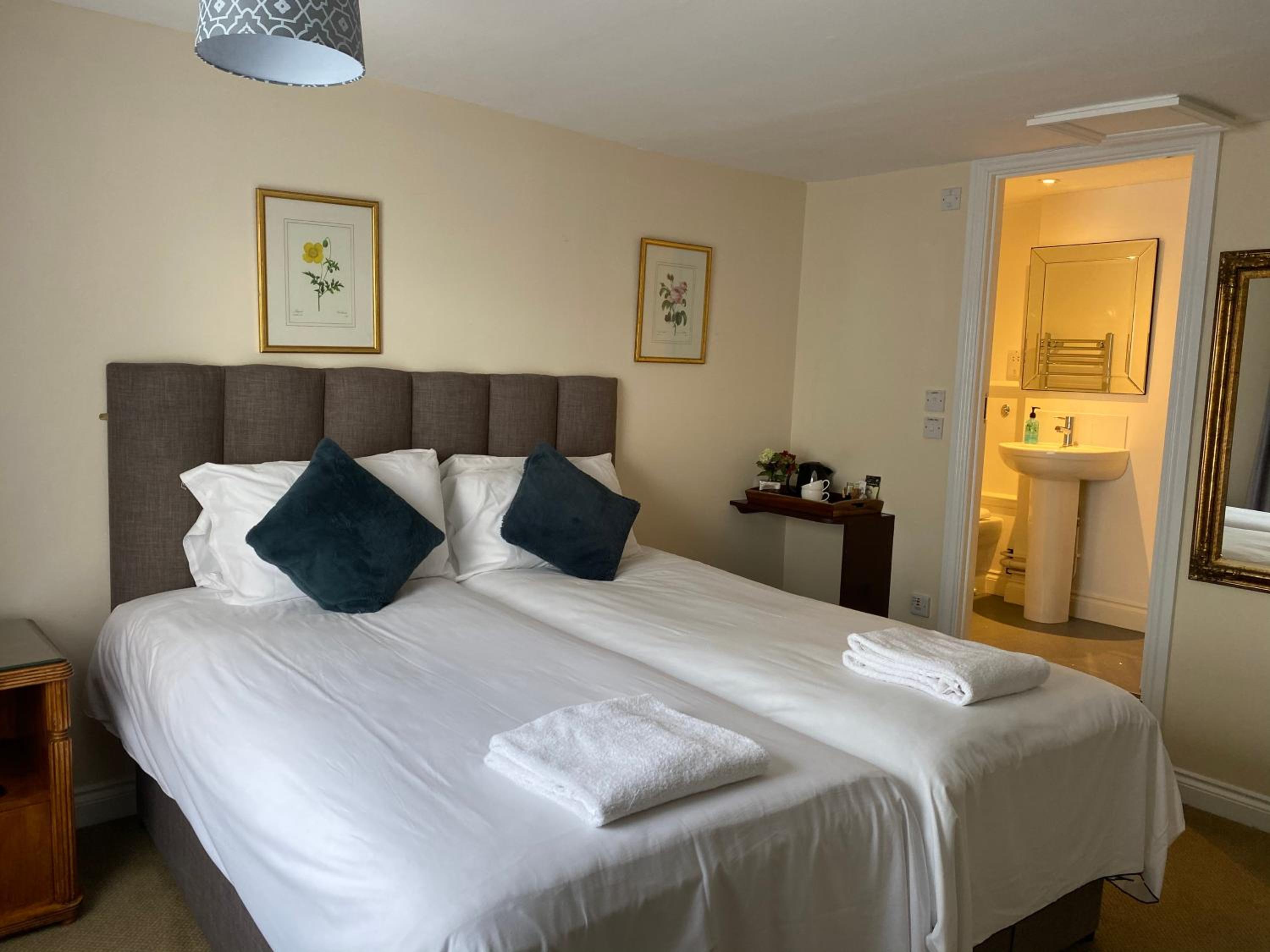 Standard Twin Room - Photo 8
