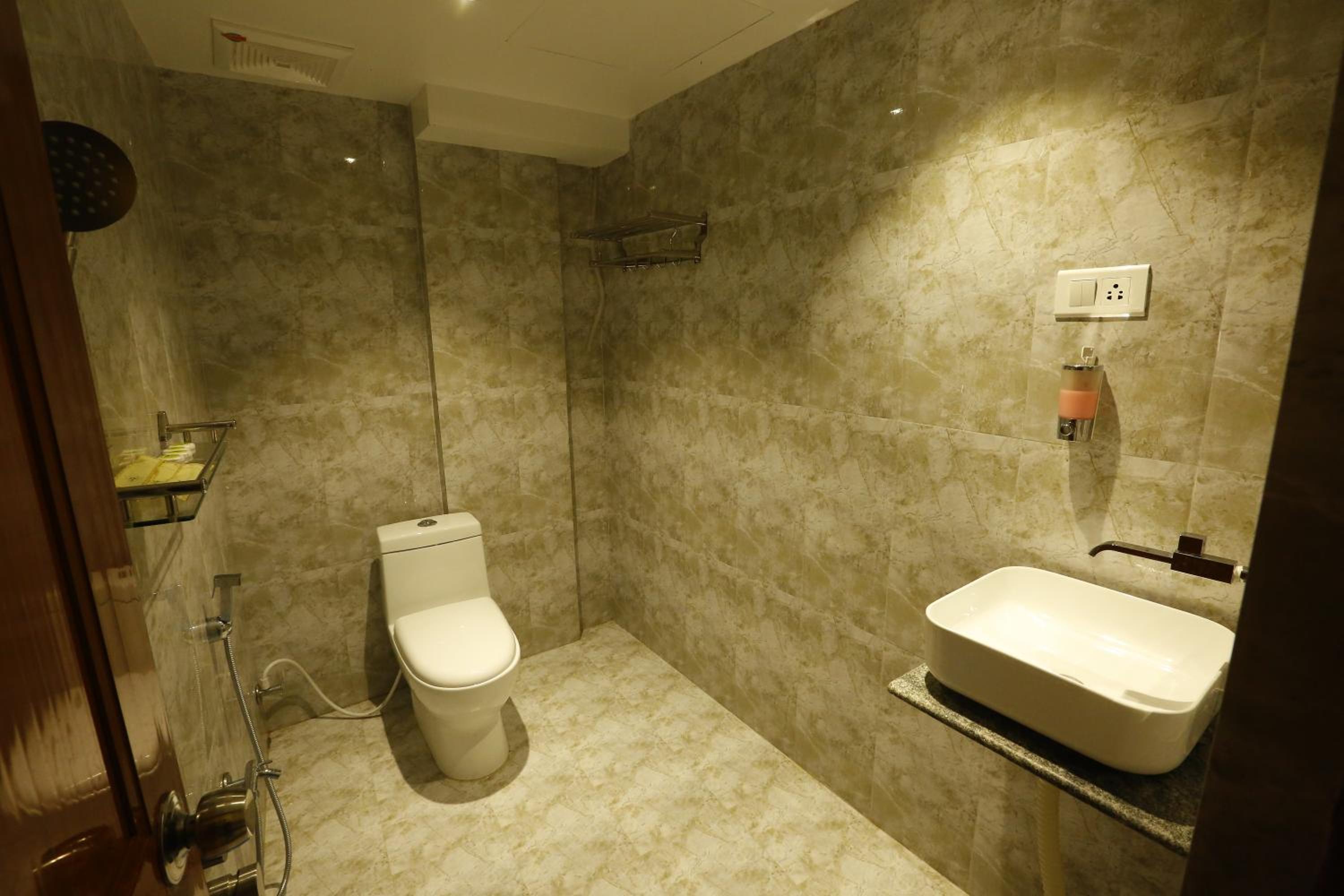Standard Double Room - Photo 9