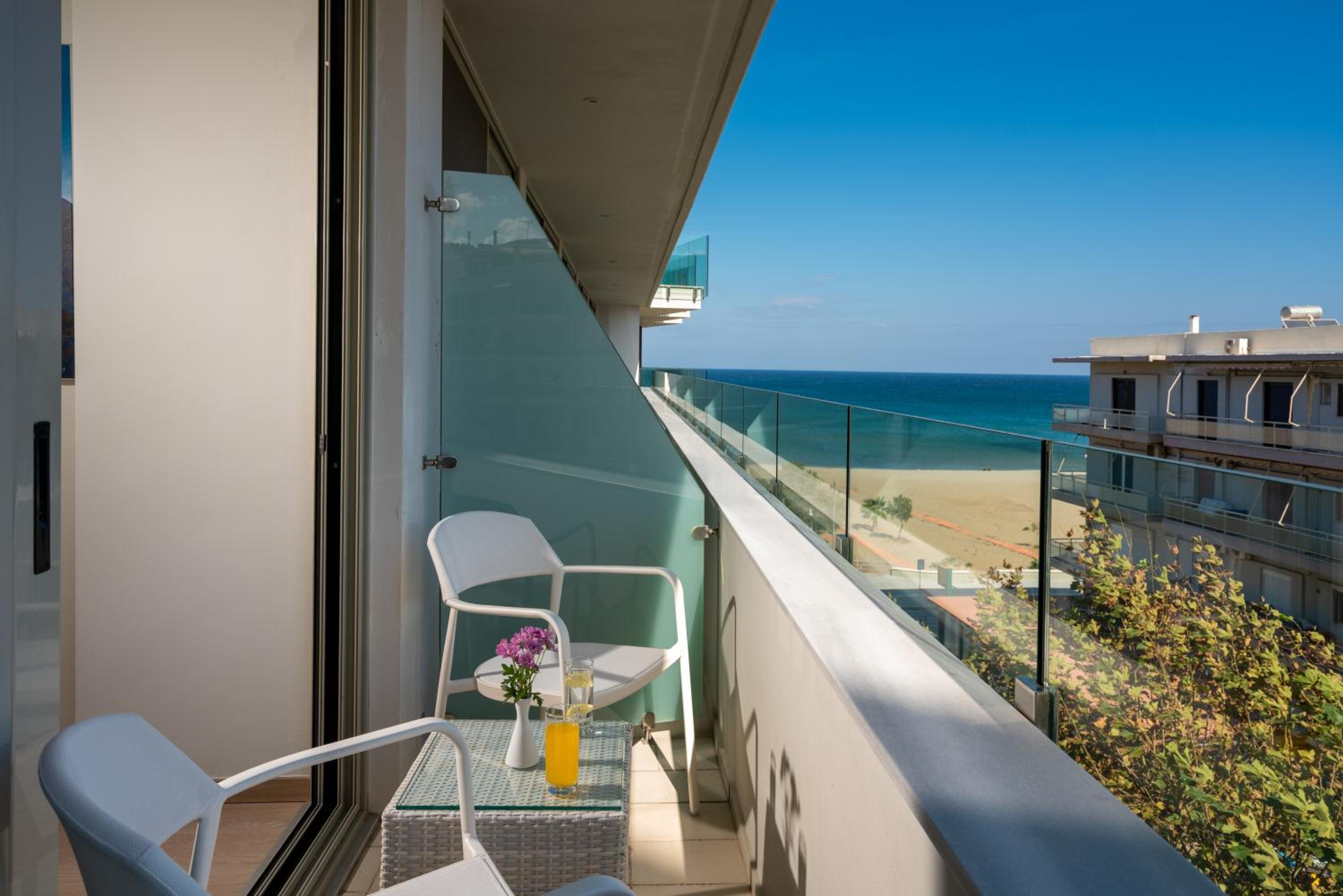 Double or Twin Room with Side Sea View - Photo 5