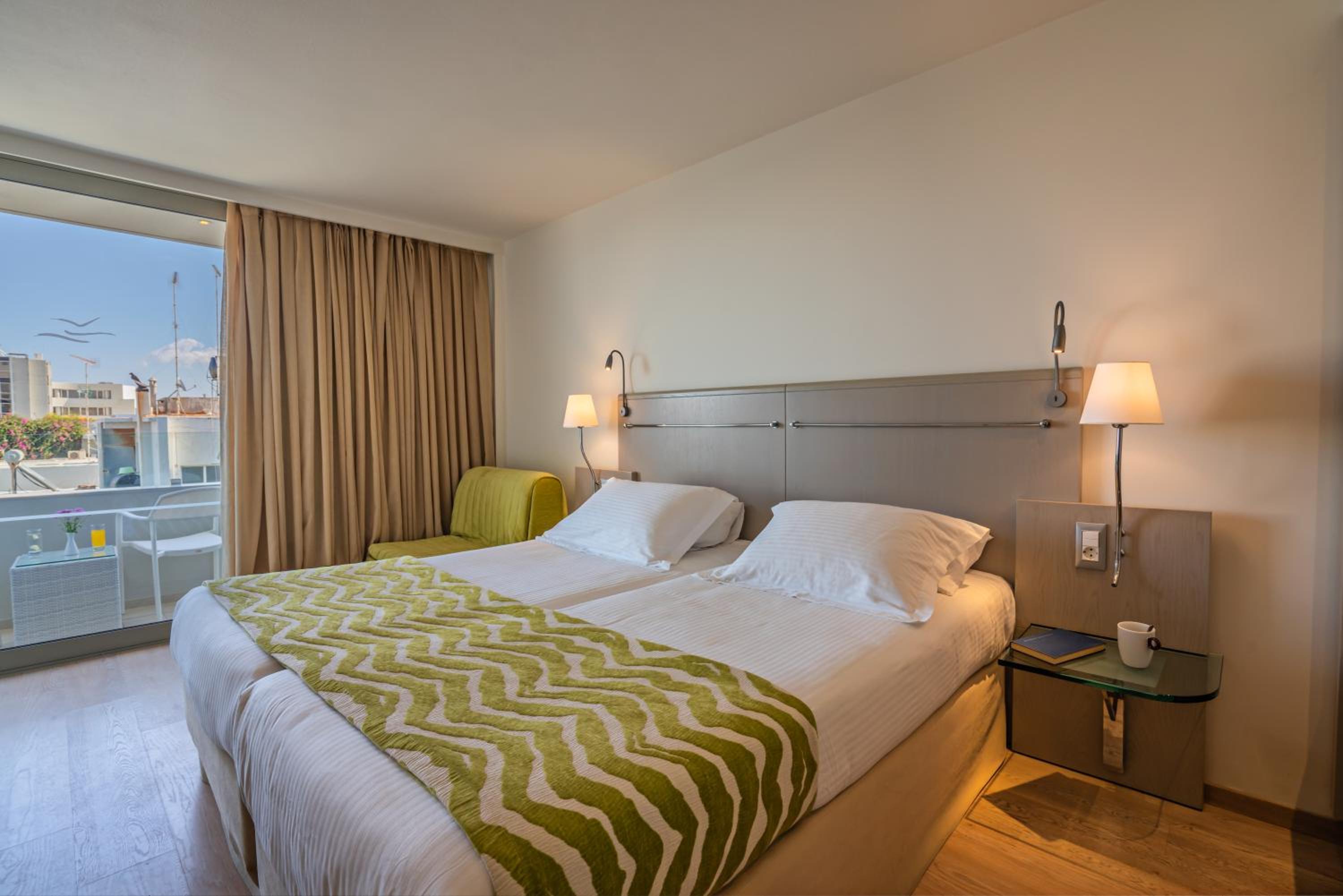 Double or Twin Room with Side Sea View - Photo 3