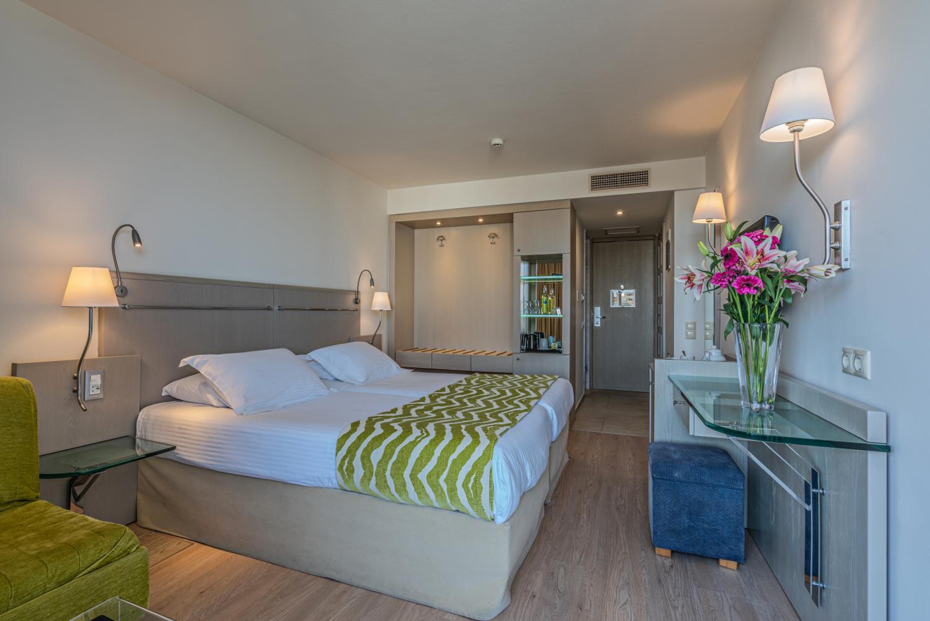 Double or Twin Room with Side Sea View - Photo 6